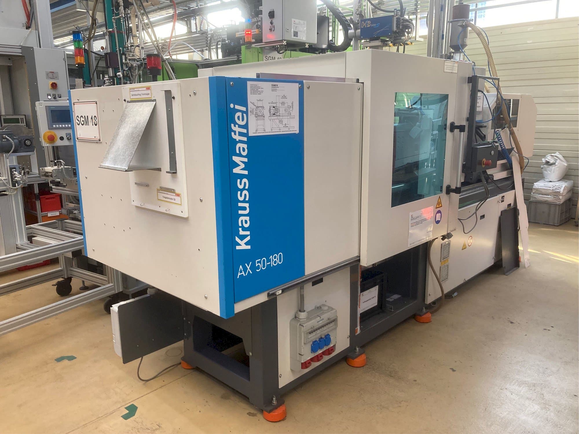 Linke Seitenansicht der Krauss Maffei AX 50-180  Maschine