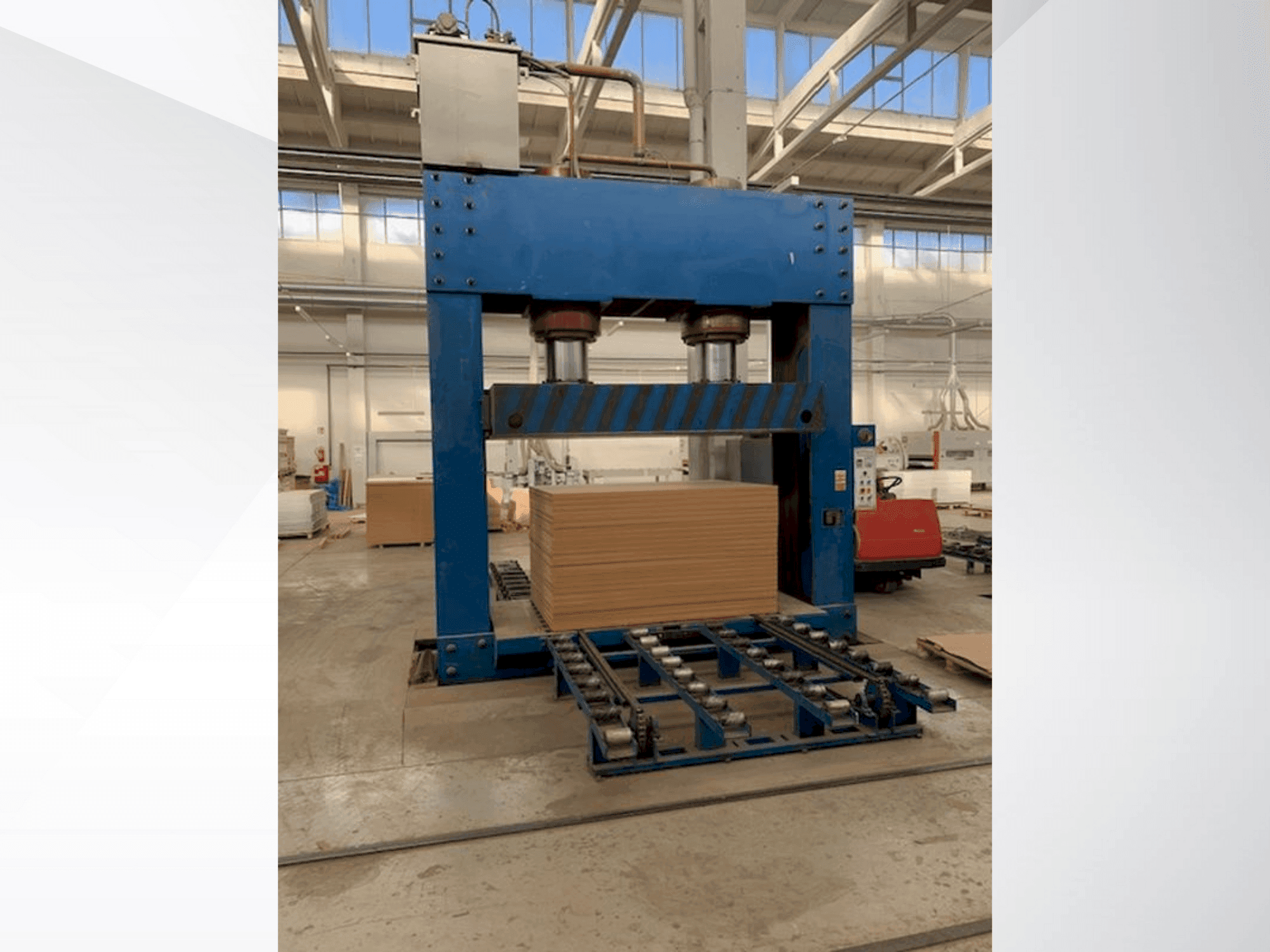 Frontansicht der LINYI JIANZHONG WOOD MACIHNERY JJC-CP  Maschine