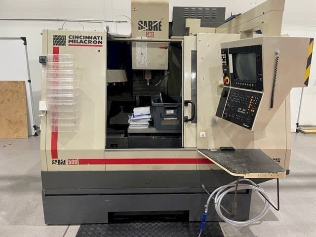 Frontansicht der Cincinnati Milacron Sabre 500  Maschine