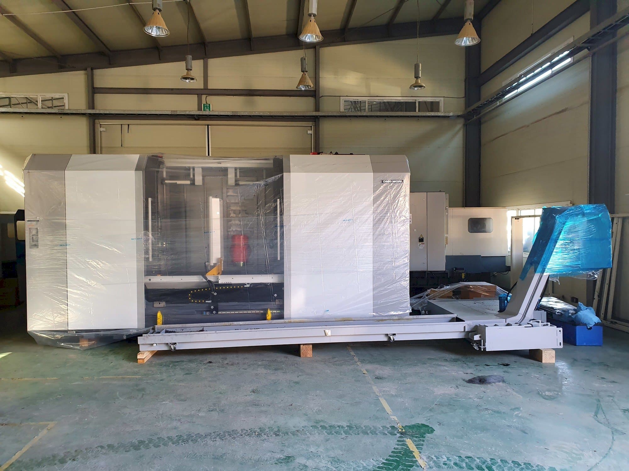 Frontansicht der DMG MORI NT4300DCG/1500  Maschine