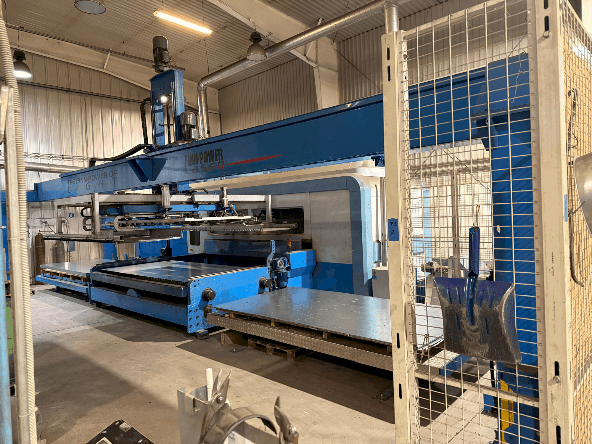 Frontansicht der Finn-Power FPL6-BL  Maschine