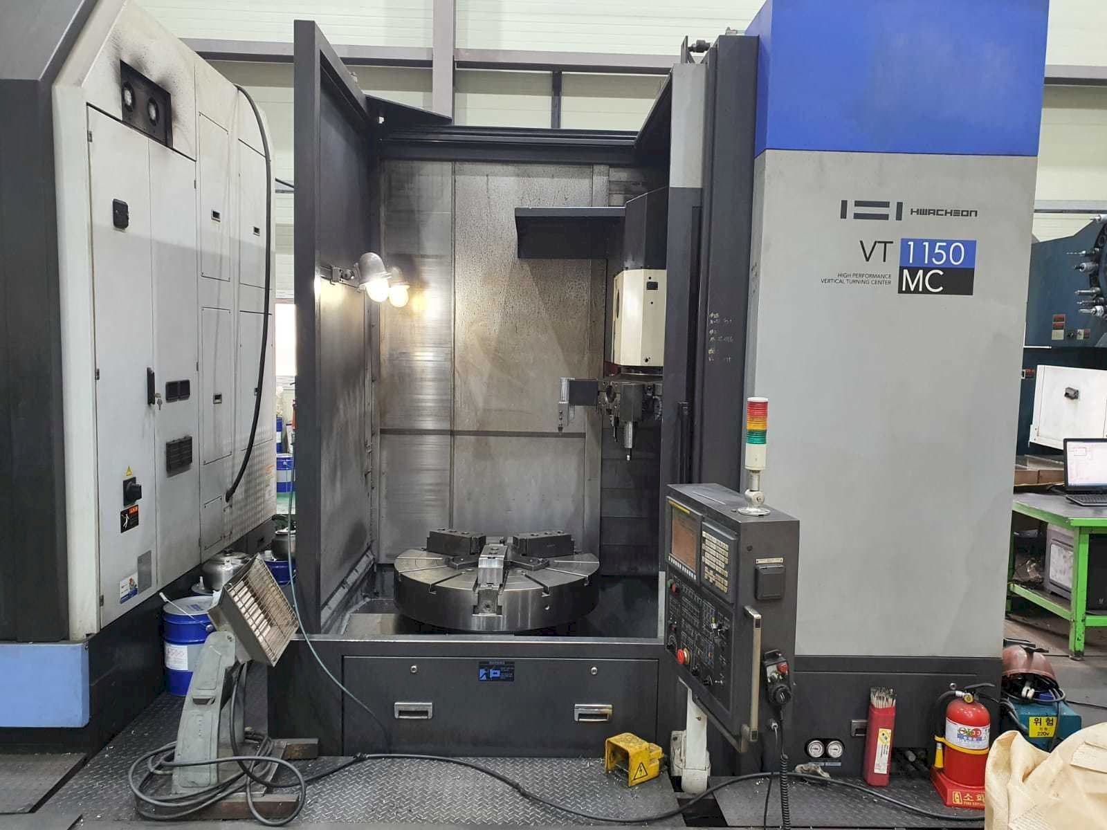 Frontansicht der HWACHEON VT 1150 MC  Maschine