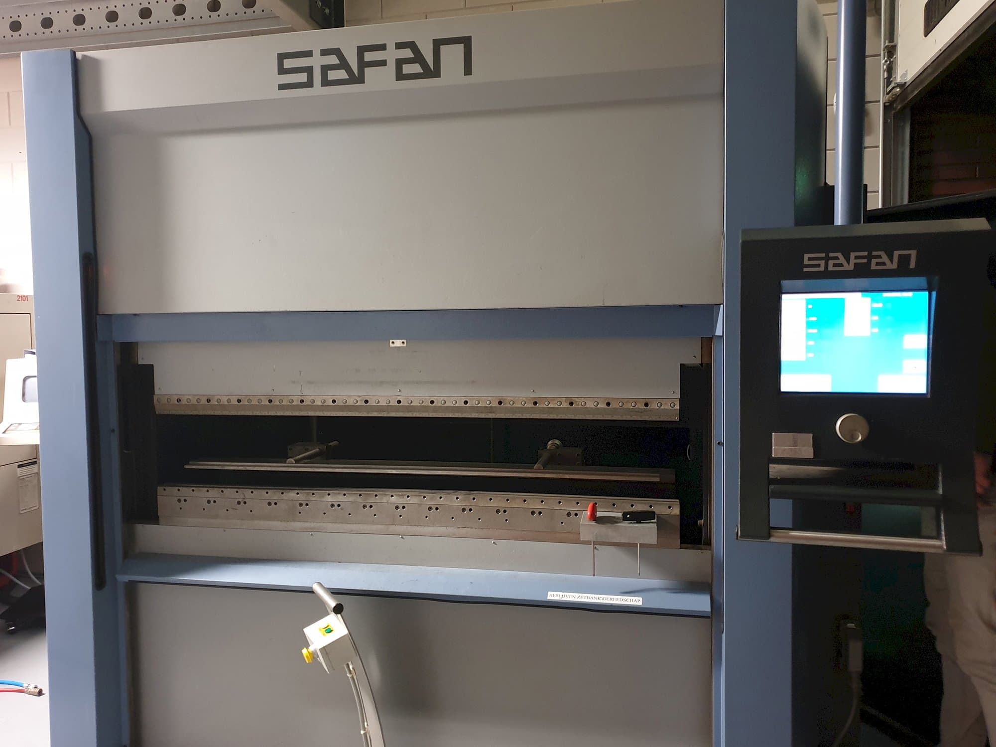 Frontansicht der Safan SMK 32-K-1600 Maschine