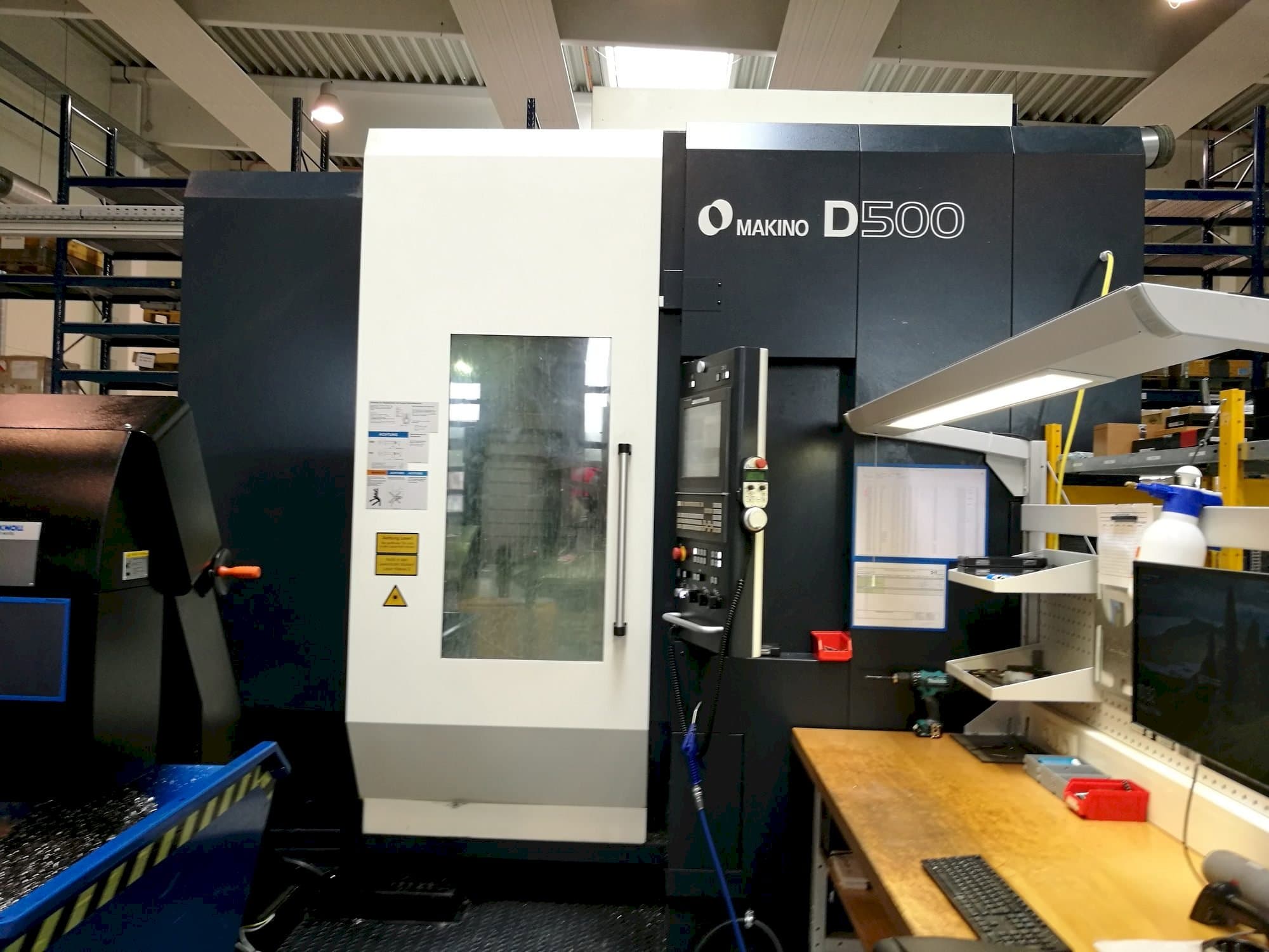 Frontansicht der Makino D500  Maschine