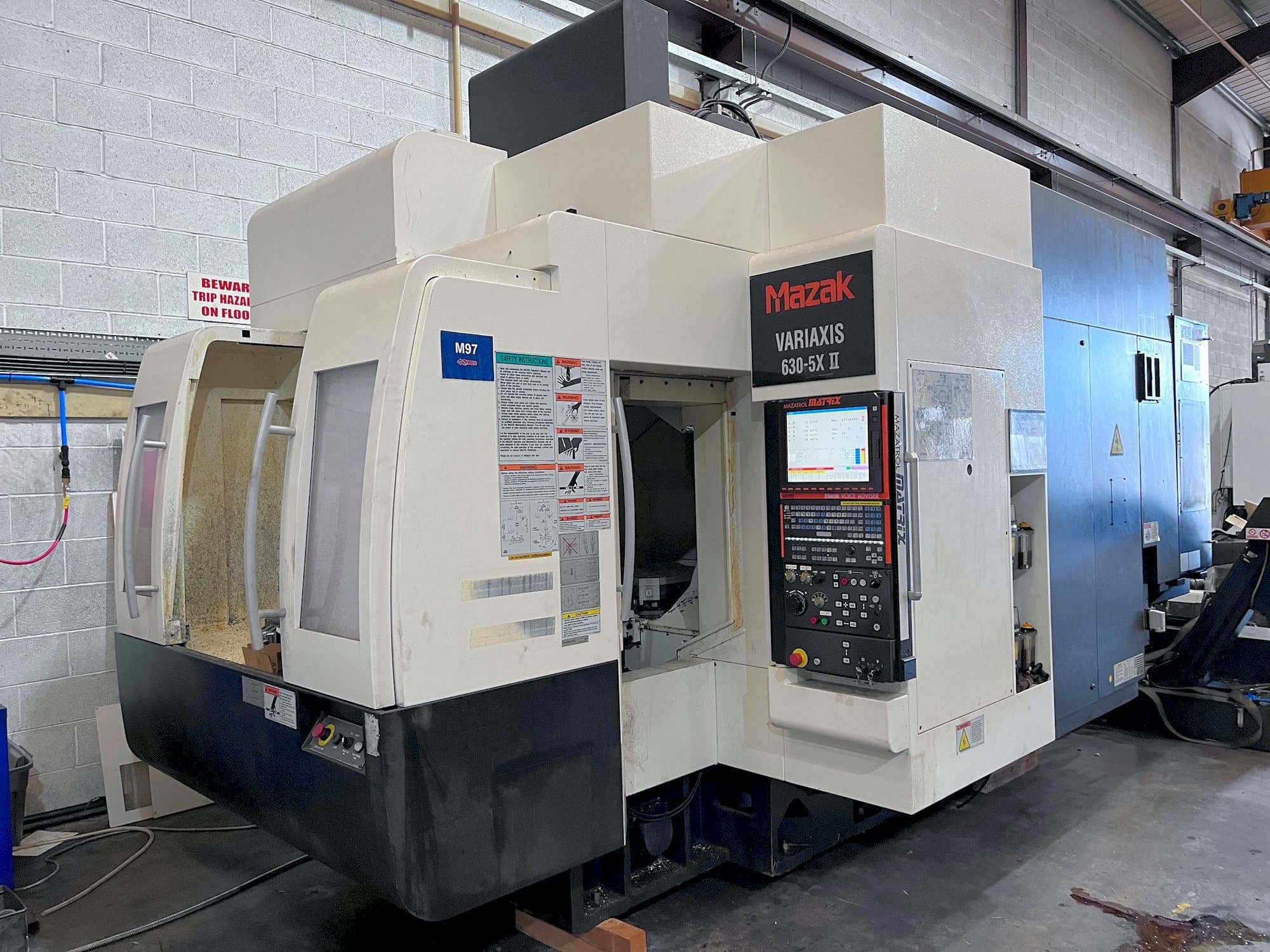 Frontansicht der Mazak 630-5AX II  Maschine