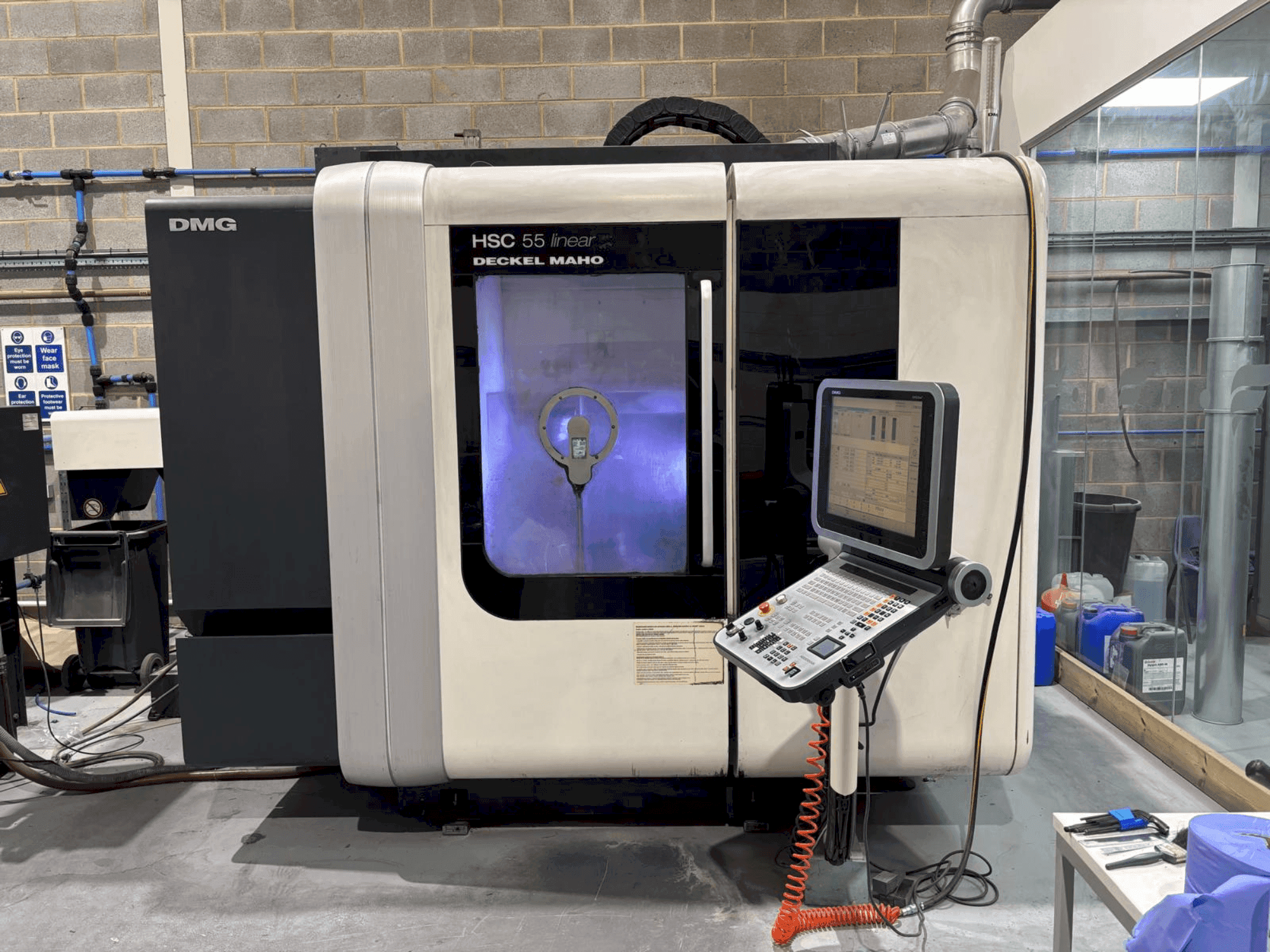 Frontansicht der DMG DECKEL MAHO HSC 55 linear  Maschine