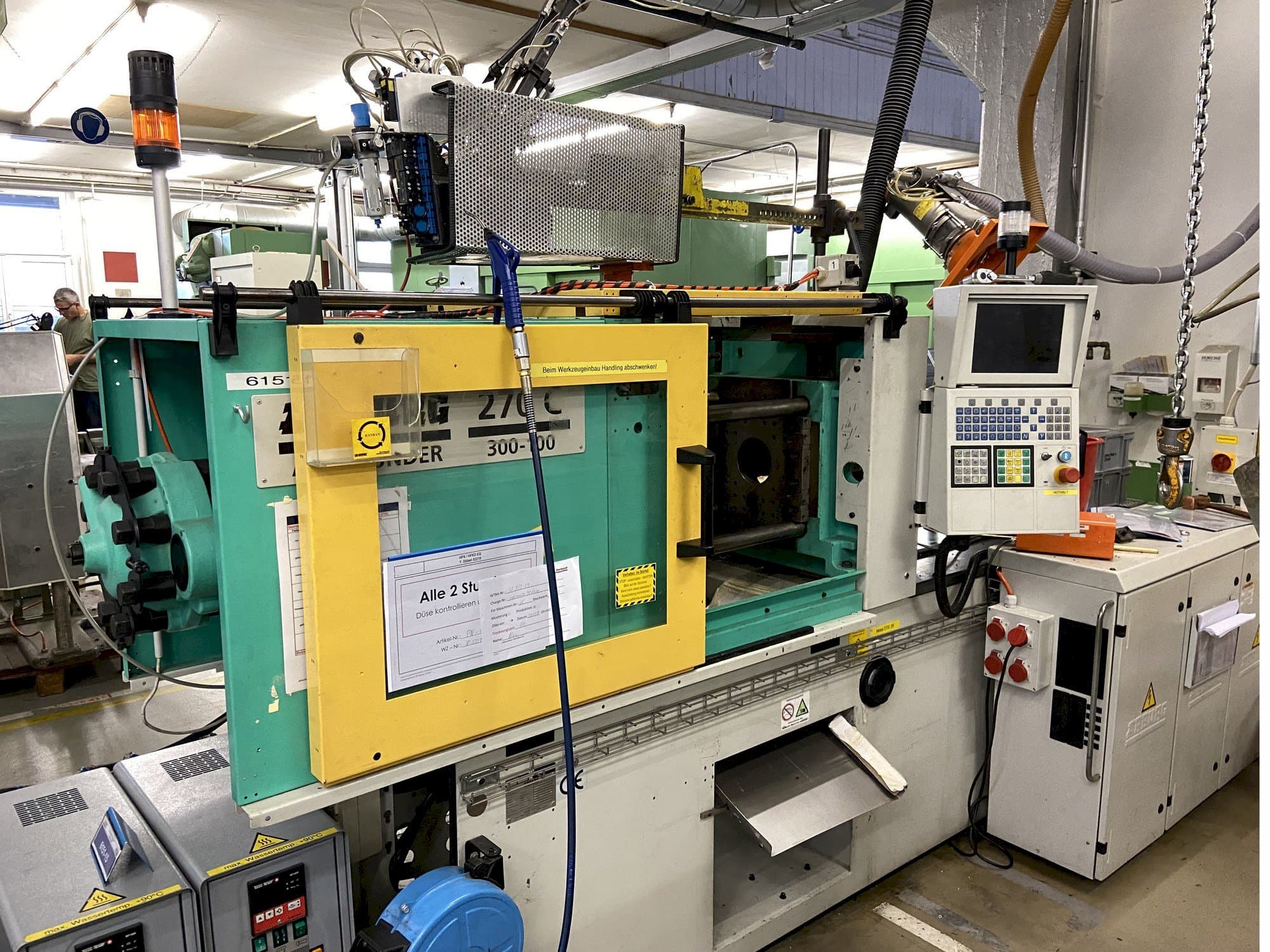 Frontansicht der Arburg ALLROUNDER 270 C 300 - 100 Maschine