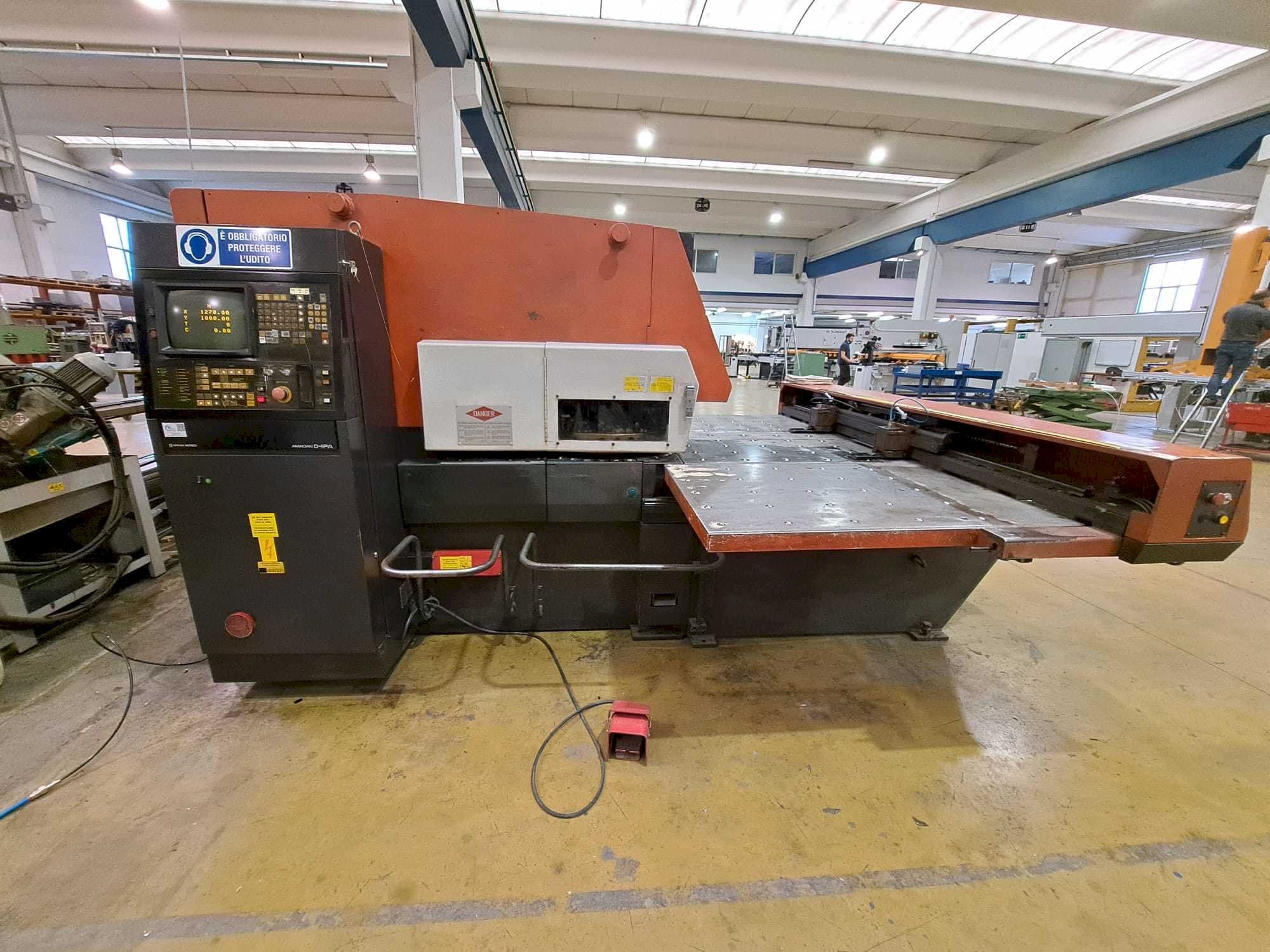 Frontansicht der AMADA ARIES 245  Maschine