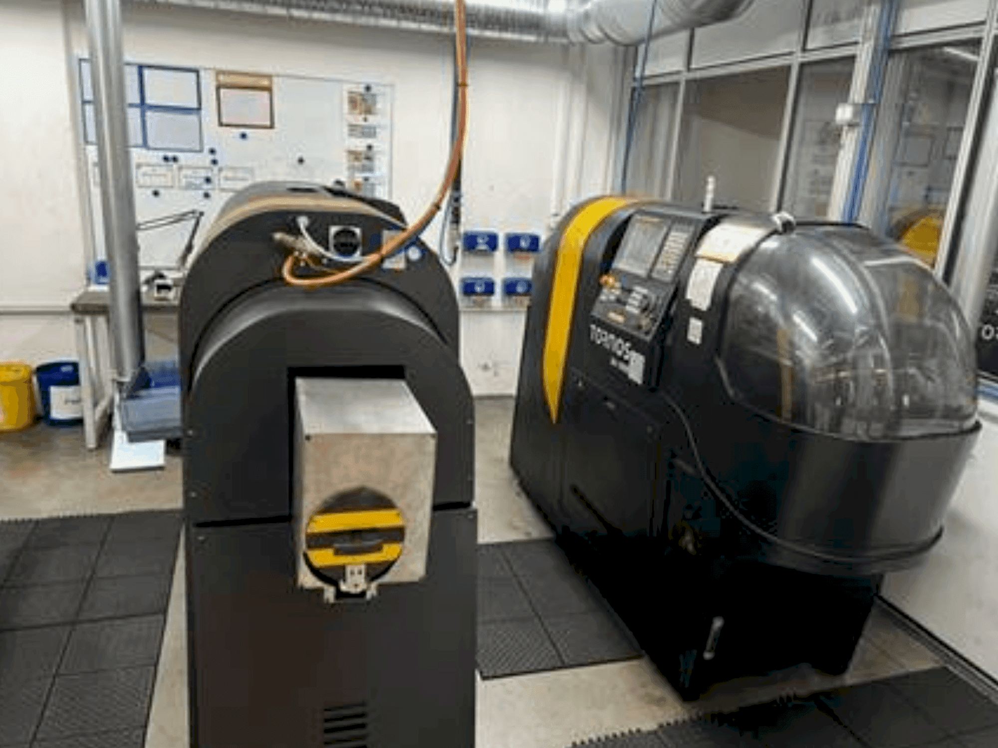 Frontansicht der TORNOS BA 1008  Maschine