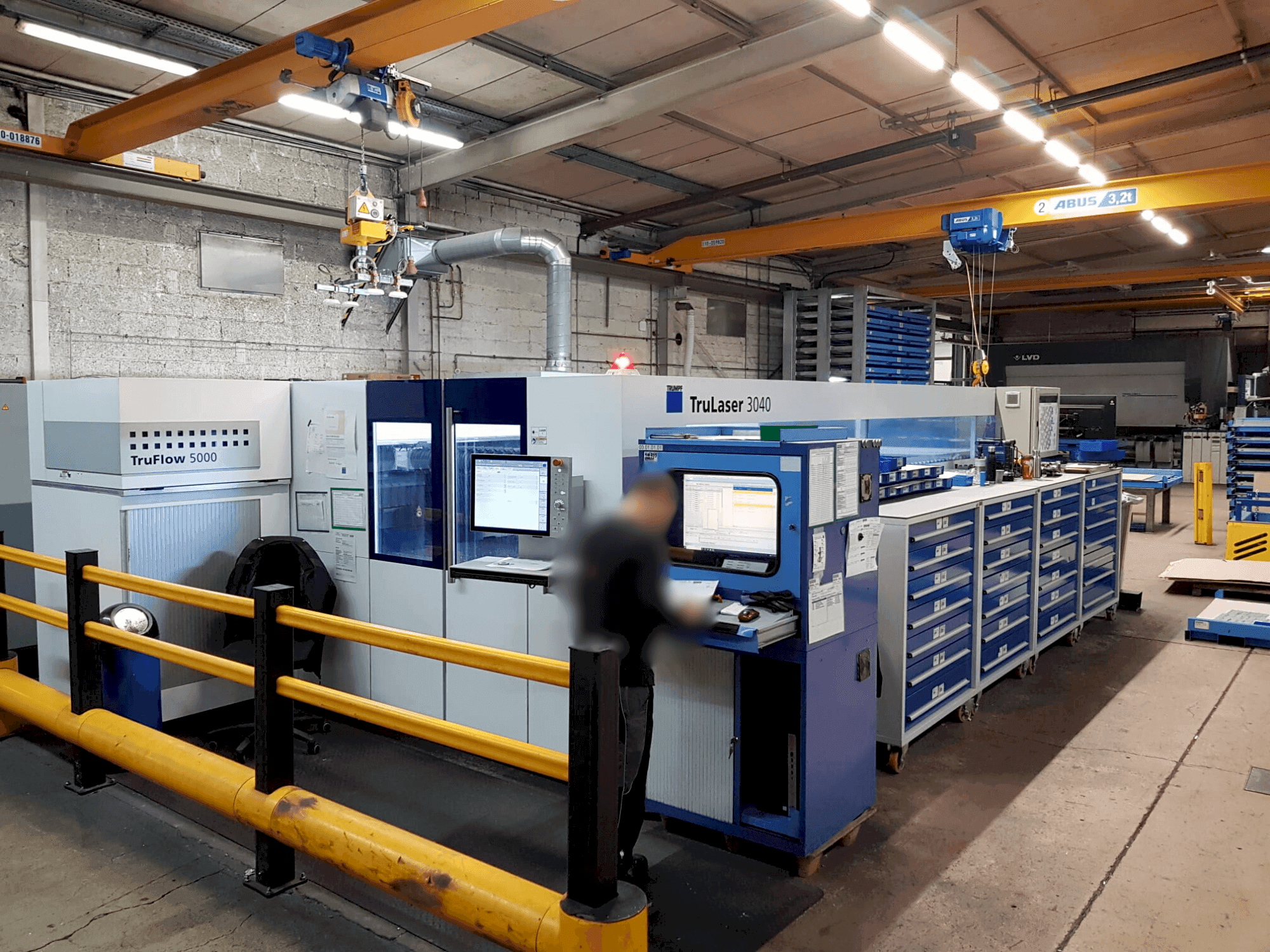 Frontansicht der TRUMPF TruLaser 3040 5kW CO2  Maschine