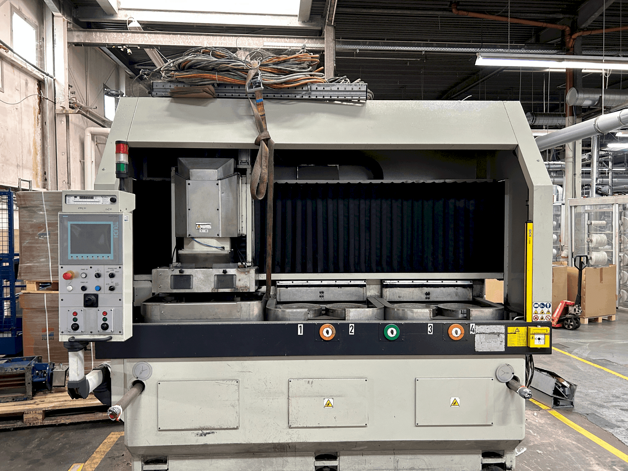 Frontansicht der Lodi VHP 300 4T CN  Maschine