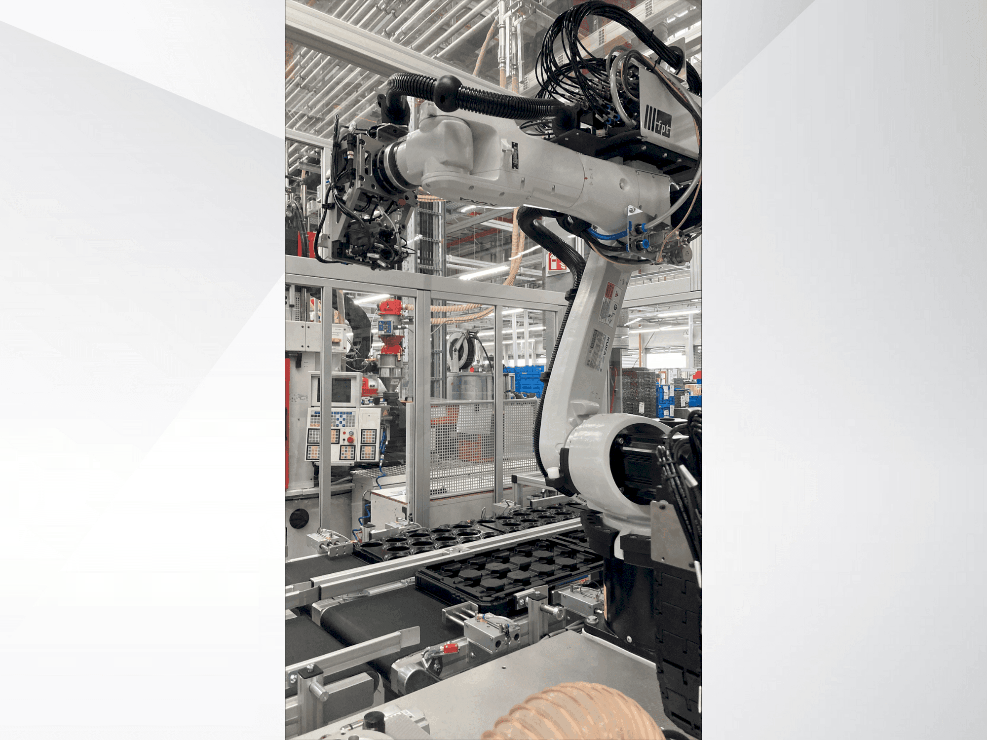 Frontansicht der KUKA KR 10 R1440-2  Maschine