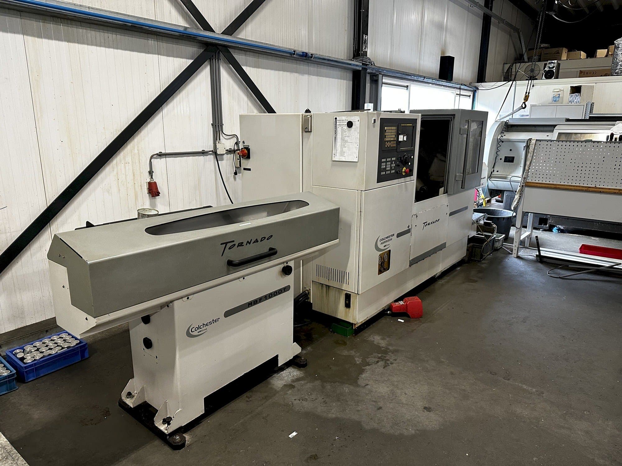 Frontansicht der Colchester Tornado T2  Maschine