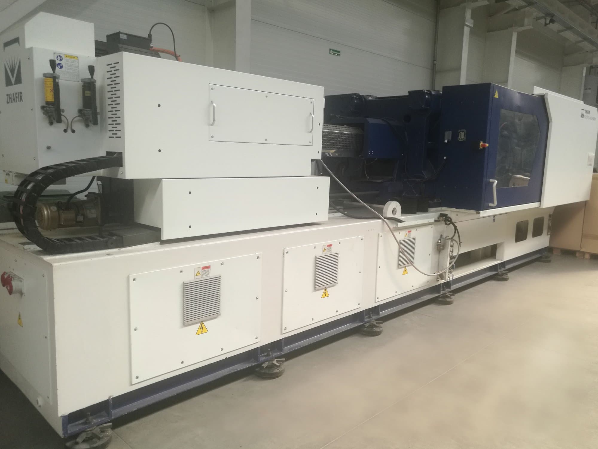 Frontansicht der Zhafir VE 4100/1100 Maschine