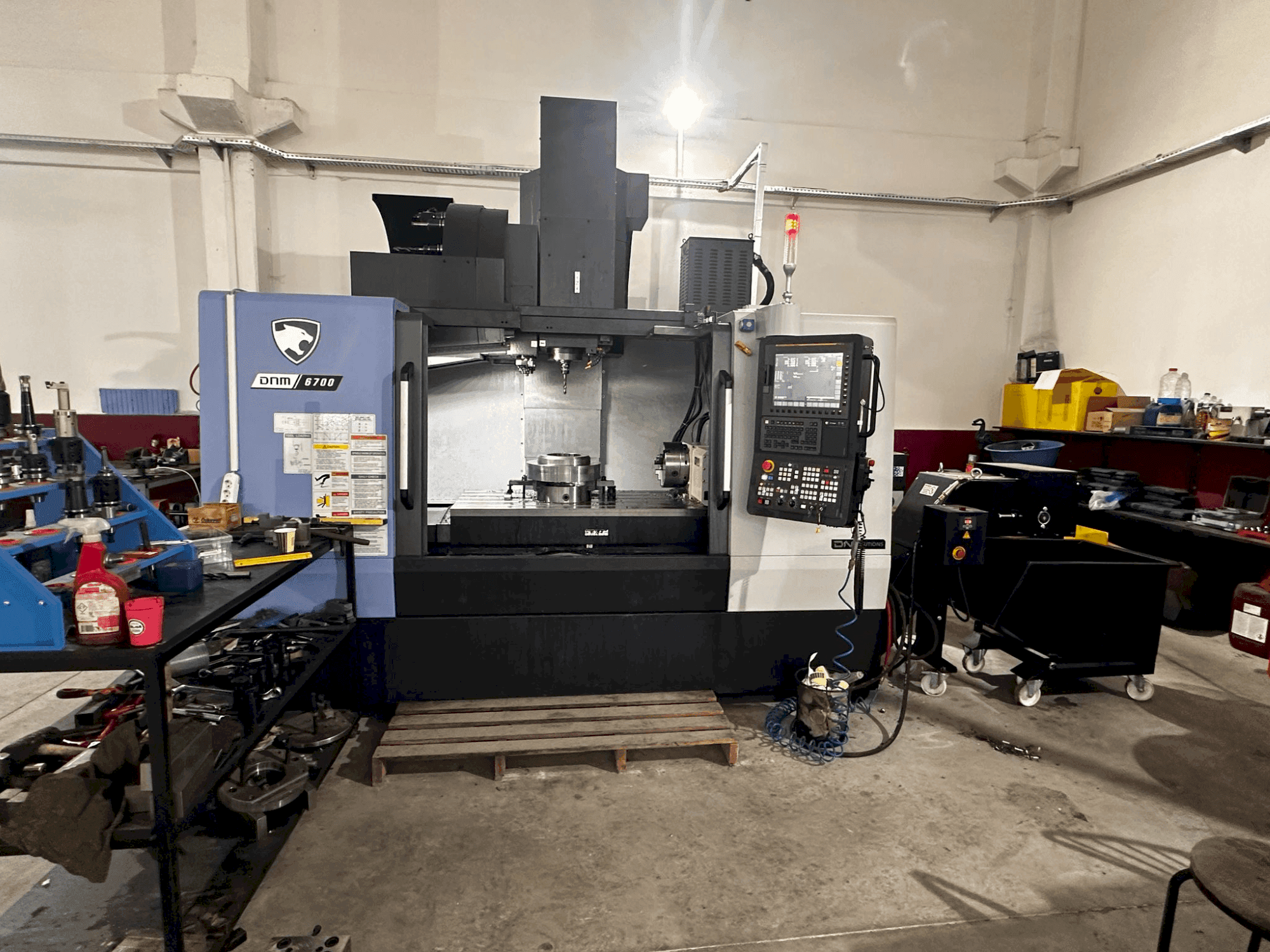 Frontansicht der DN SOLUTIONS Puma DNM 6700  Maschine