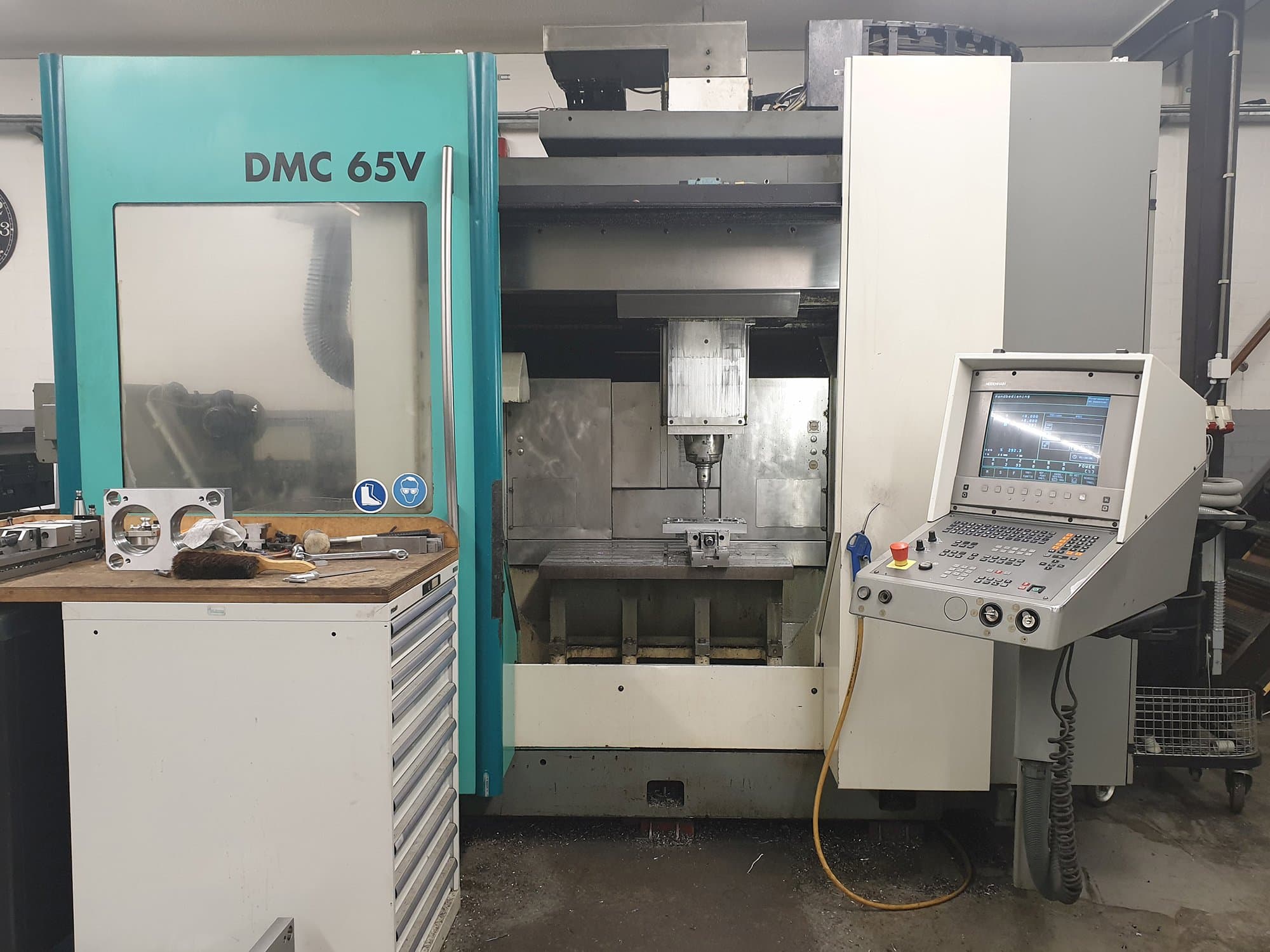 Frontansicht der DECKEL MAHO DMC 65V Maschine