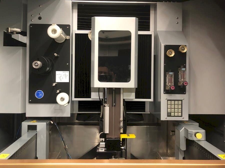 Frontansicht der EROWA Robot Compact 80  Maschine