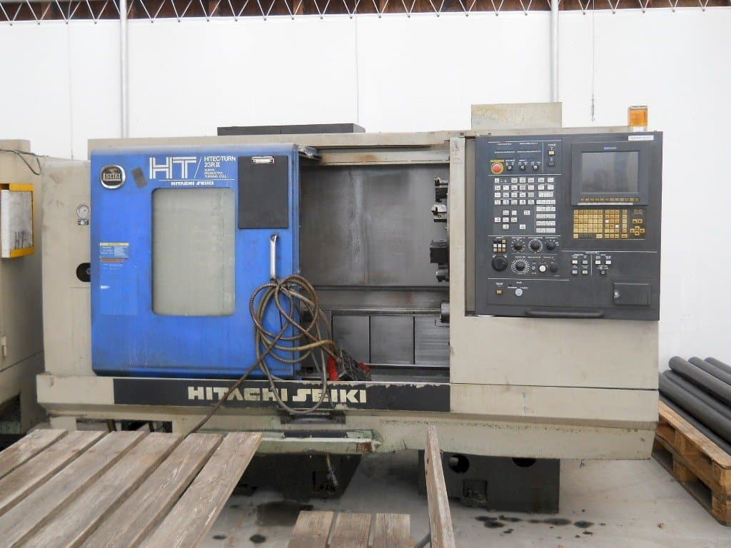 Frontansicht der HITACHI SEIKI HITEC-TURN 23R III Maschine