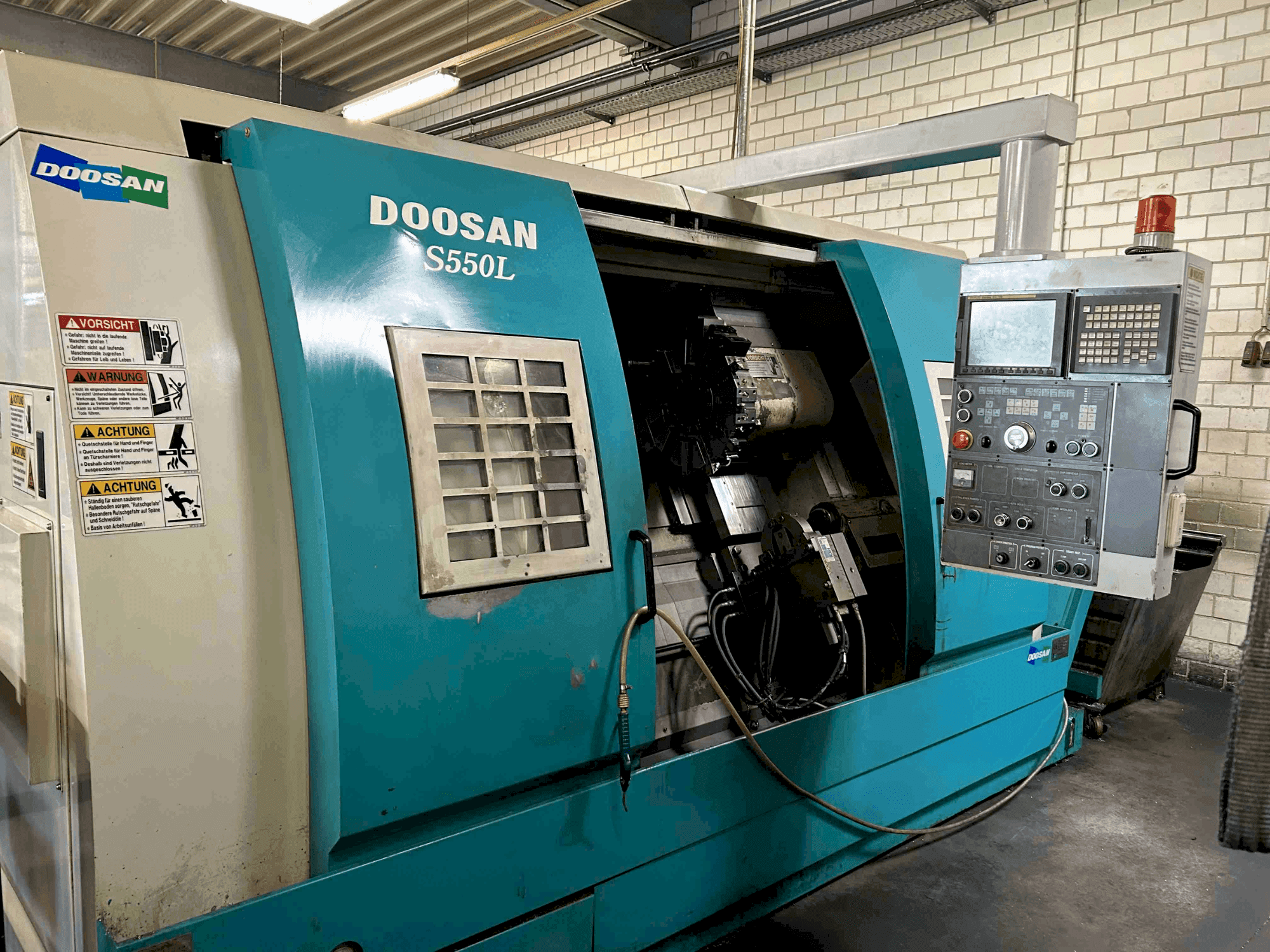 Frontansicht der DOOSAN S550L  Maschine