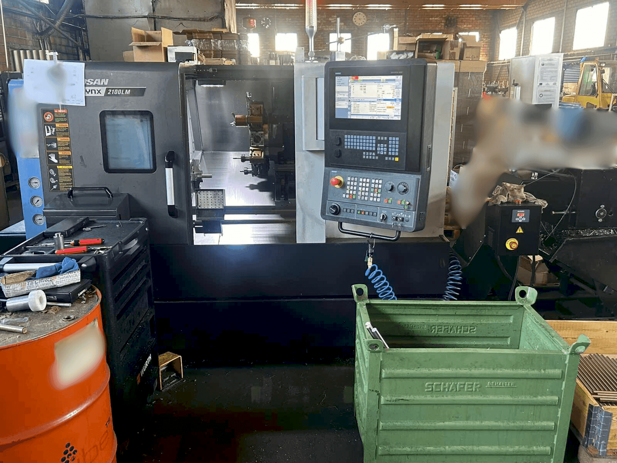 Frontansicht der DOOSAN LYNX 2100 LMB  Maschine
