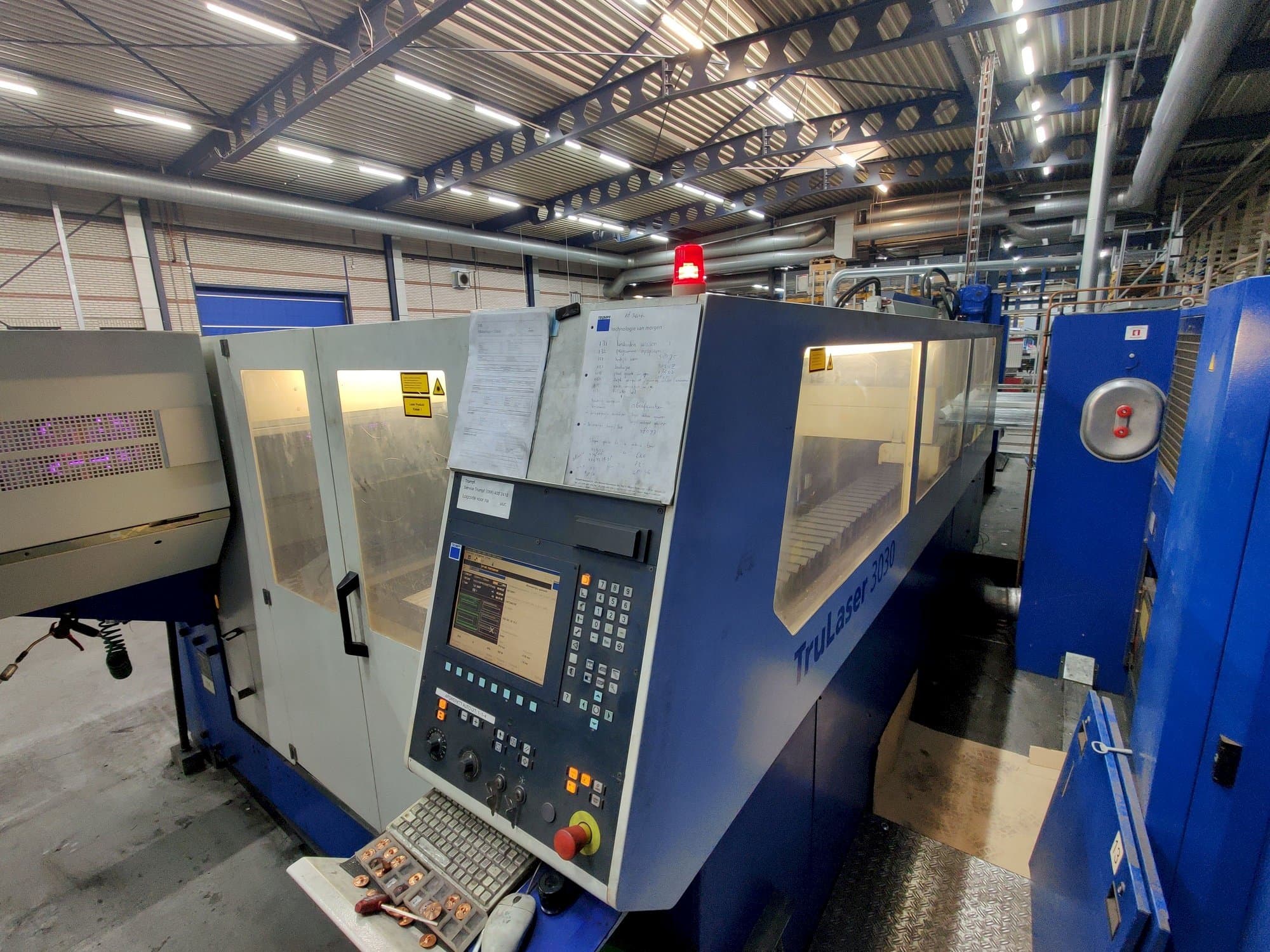 Frontansicht der Trumpf TruLaser 3030  Maschine