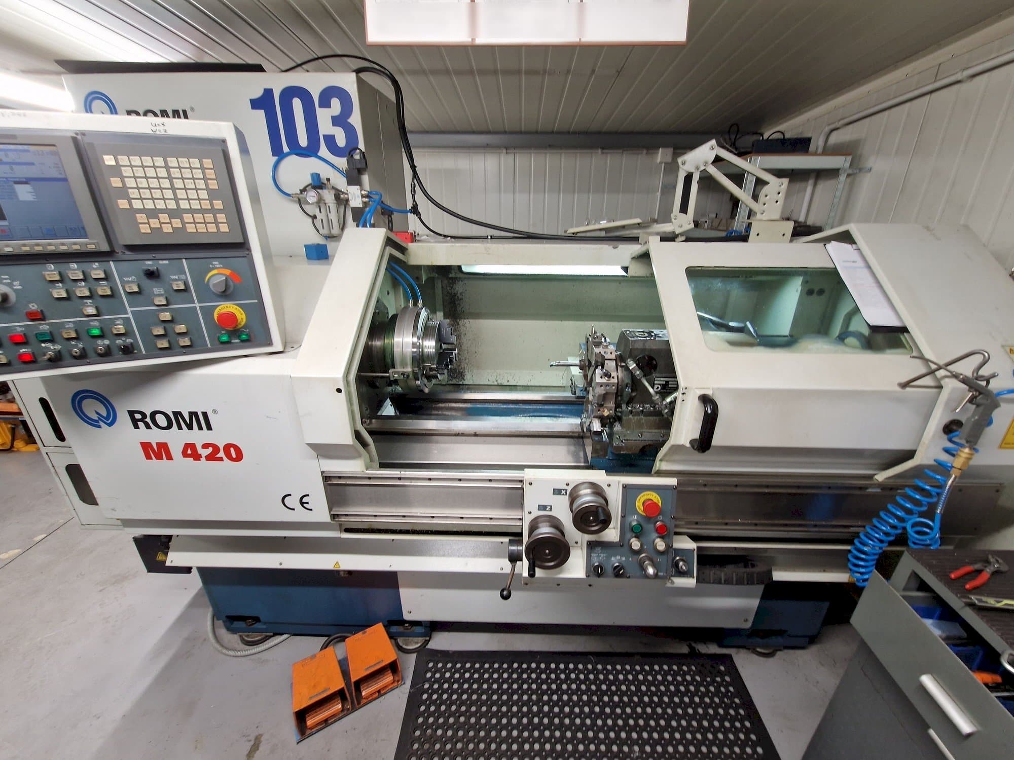 Frontansicht der Romi M 420  Maschine