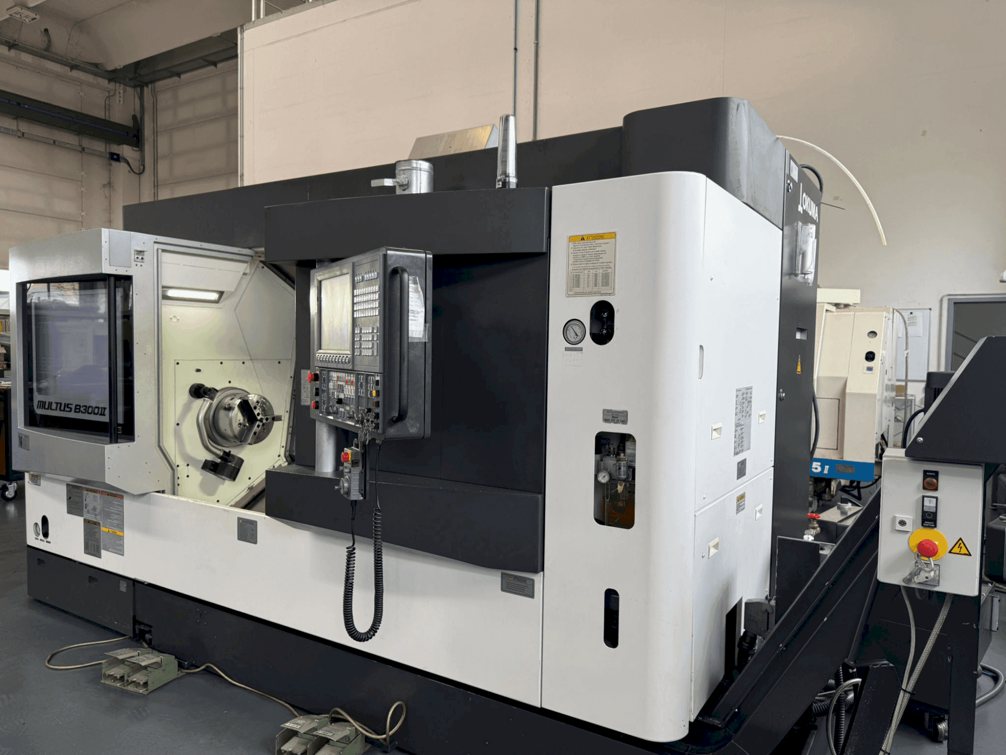 Frontansicht der Okuma MULTUS B300II  Maschine