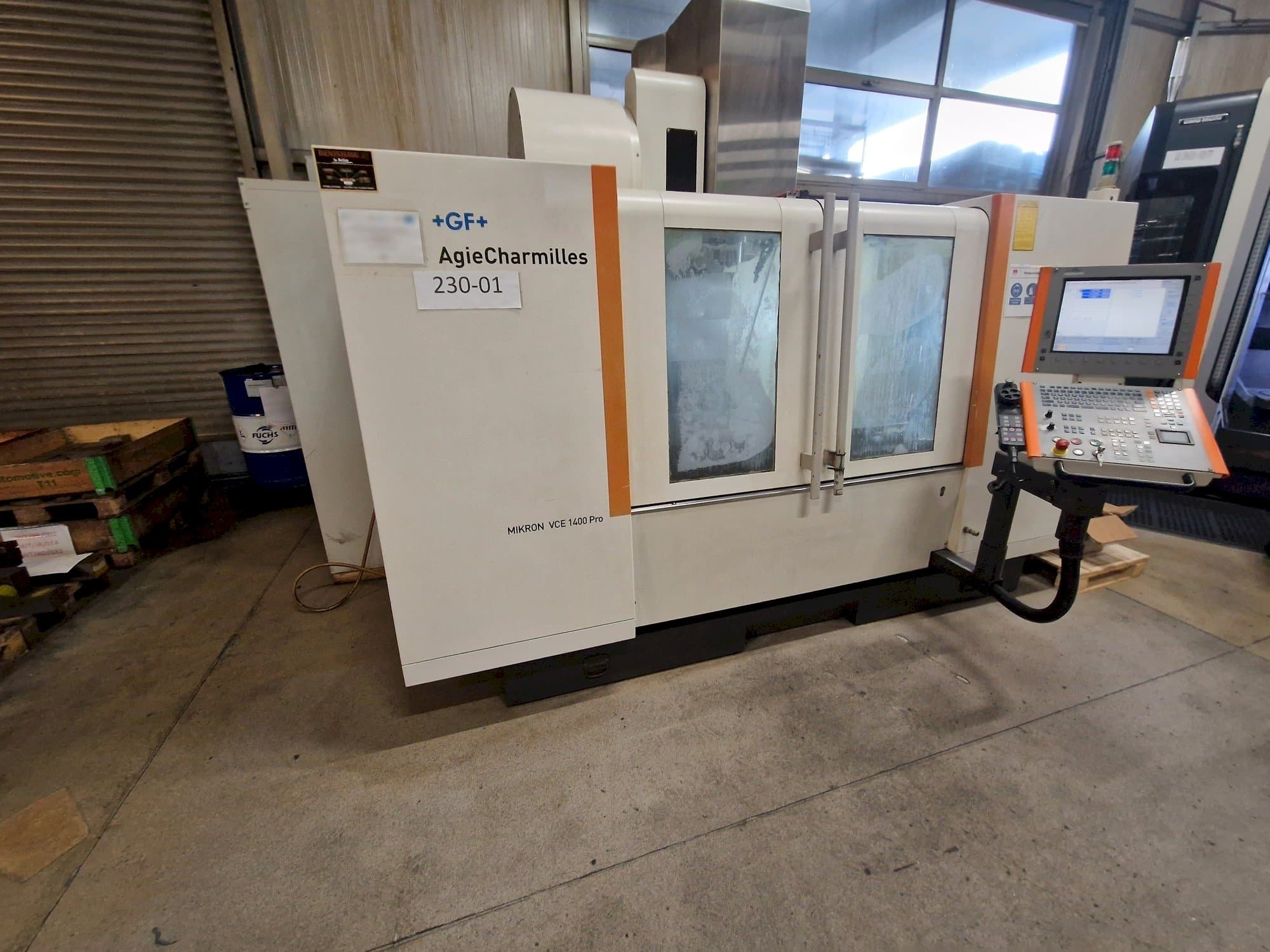 Linke Seitenansicht der AgieCharmilles MIKRON VCE 1400 PRO  Maschine