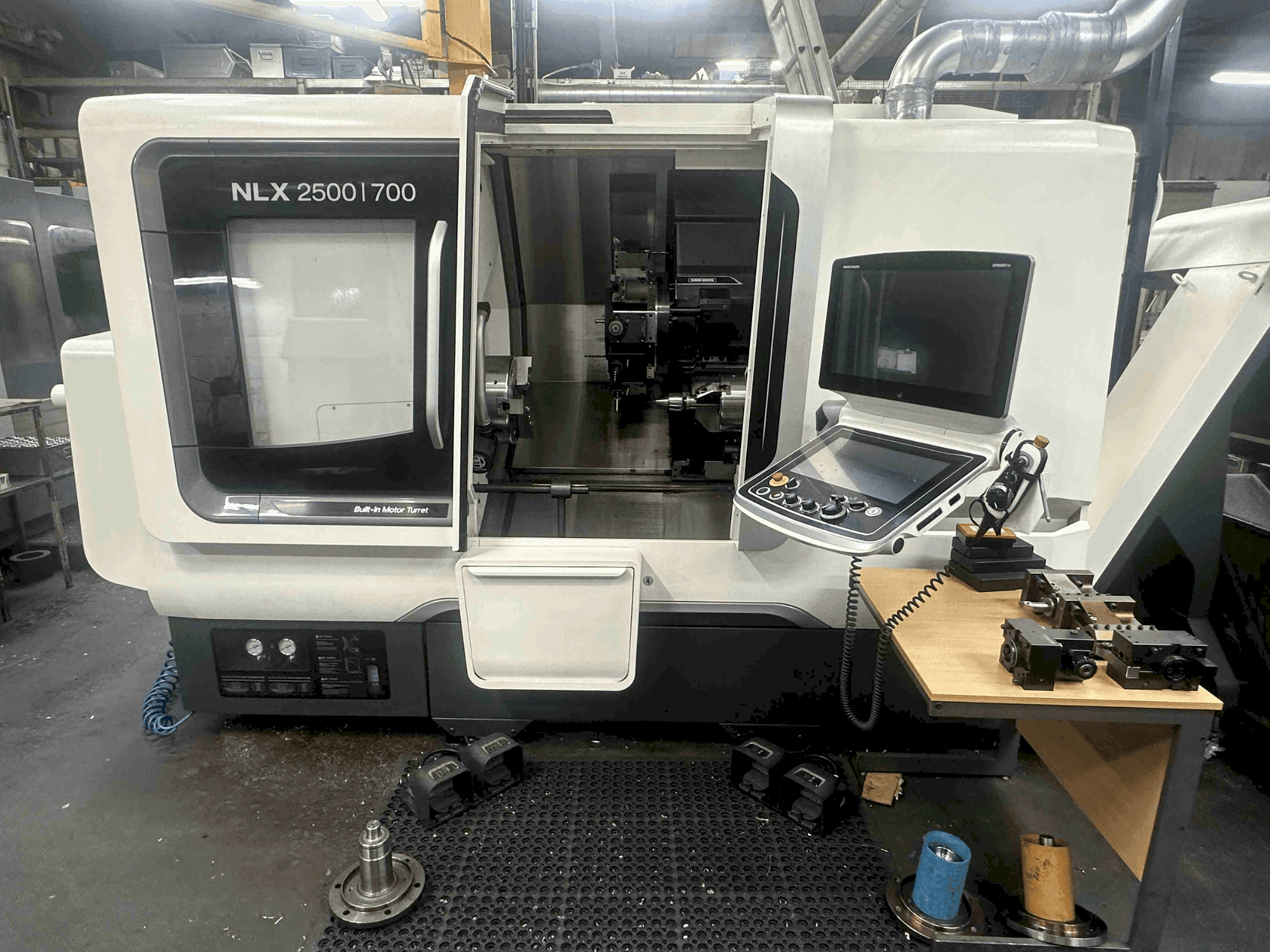 Frontansicht der DMG MORI NLX2500SY/700  Maschine