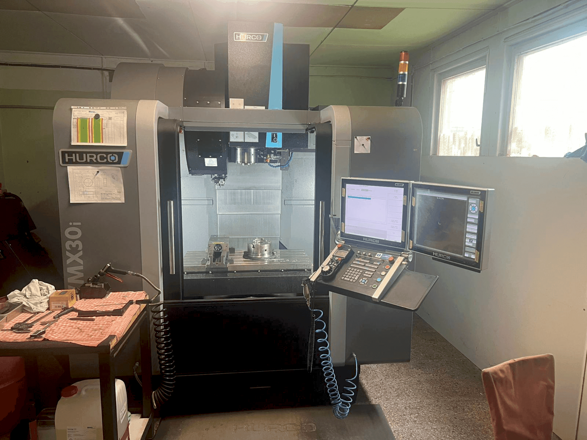 Frontansicht der Hurco VMX30i  Maschine