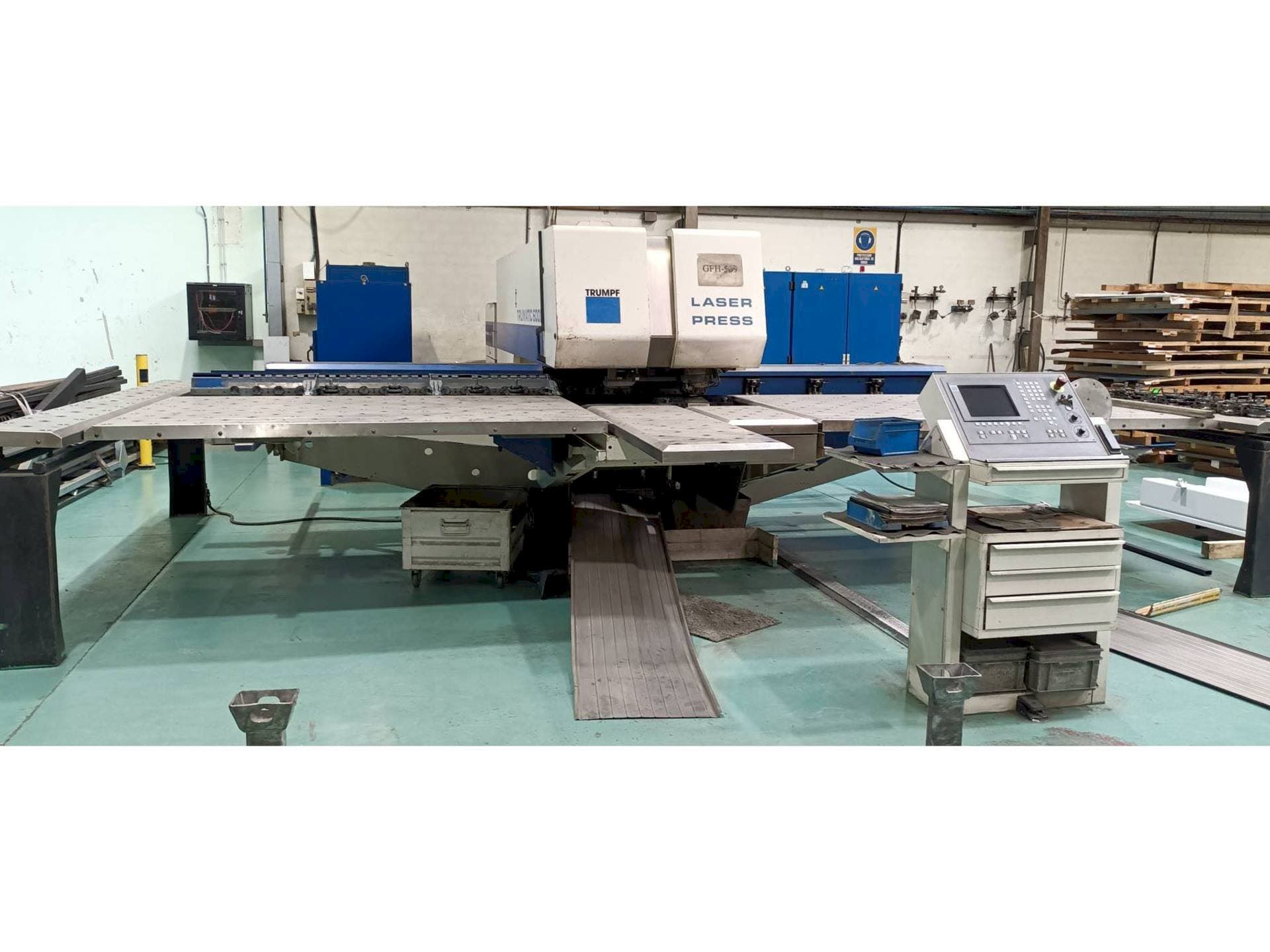 Frontansicht der Trumpf Trumatic 600L  Maschine