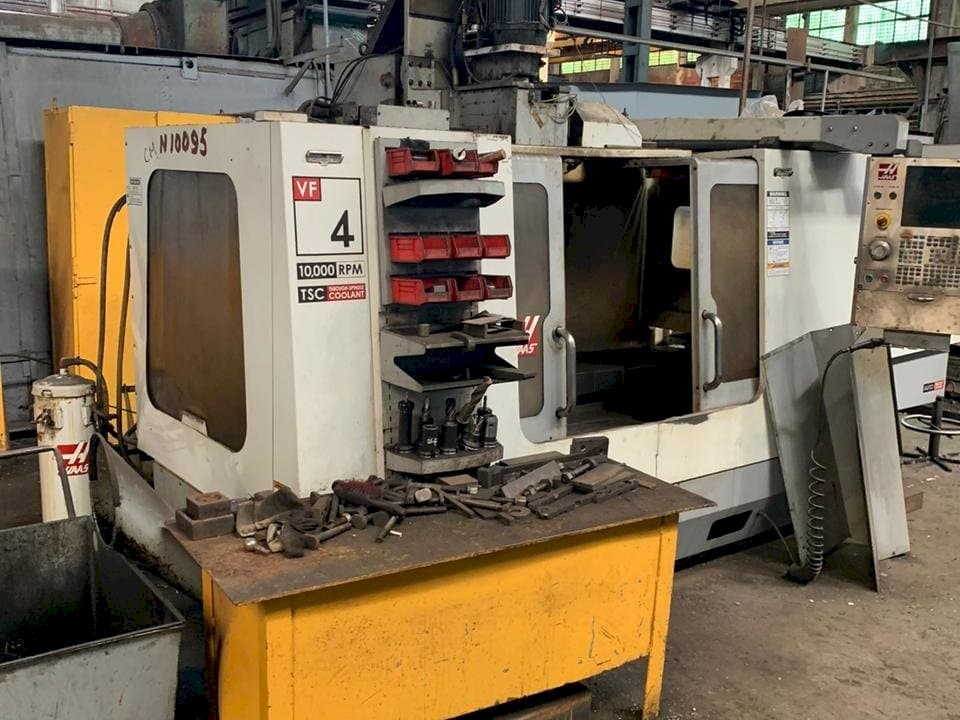 Frontansicht der HAAS VF-4  Maschine