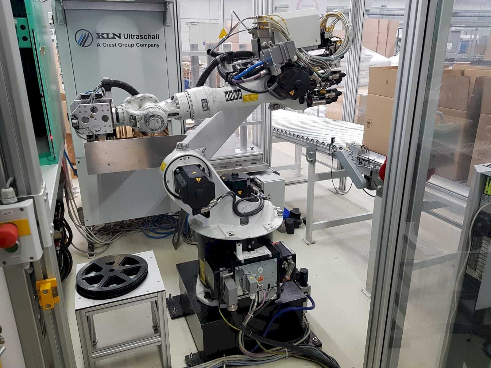 Frontansicht der KUKA KR 16  Maschine