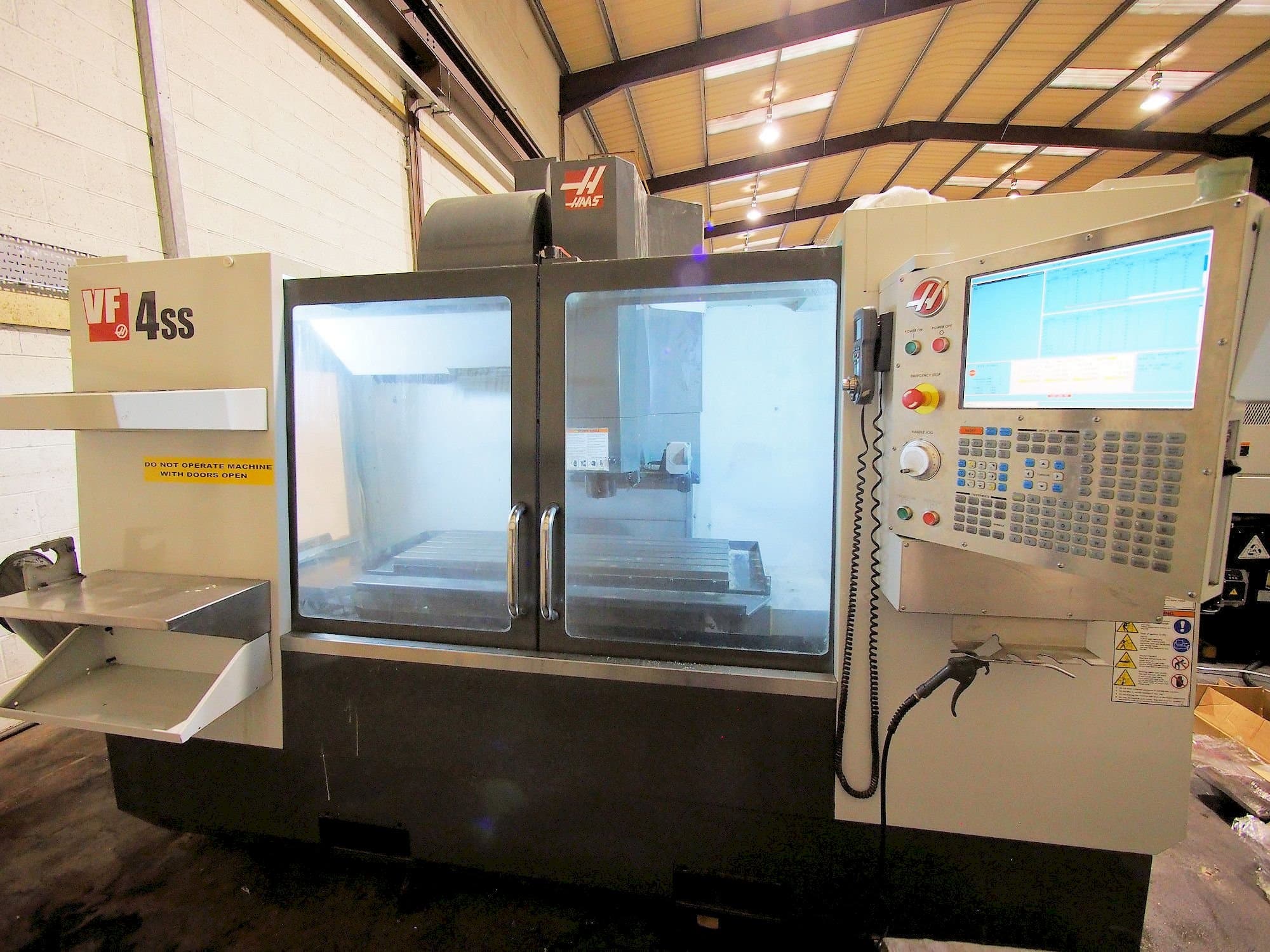 Frontansicht der HAAS VF-4SS  Maschine