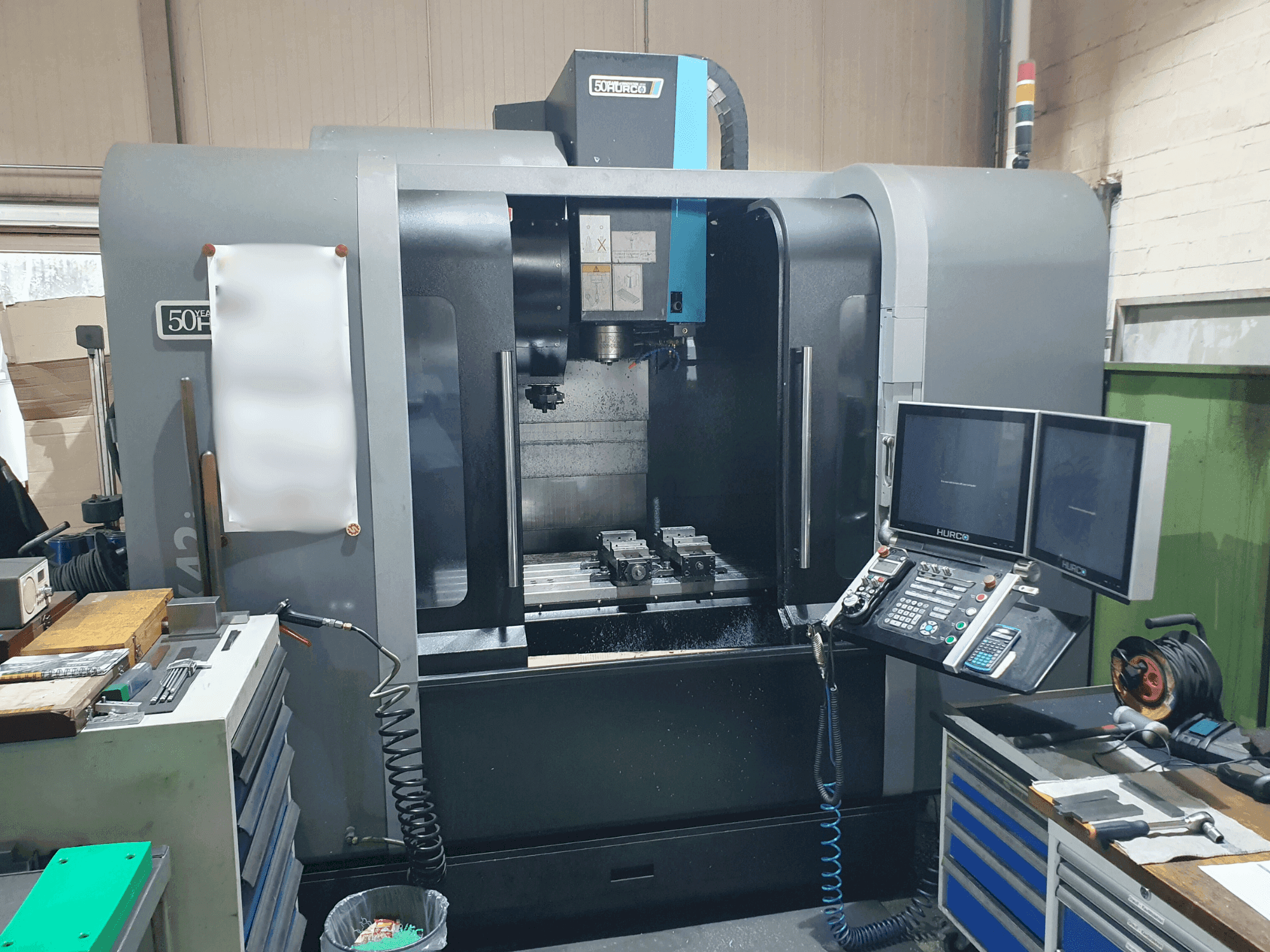 Frontansicht der Hurco VMX42i  Maschine