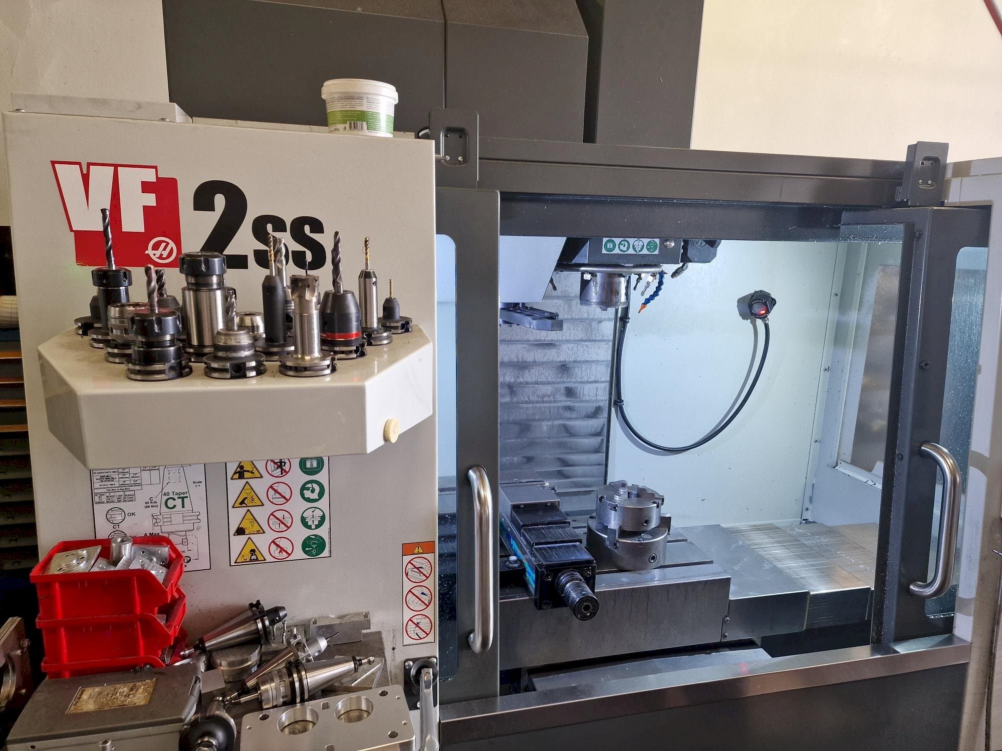 Frontansicht der HAAS VF-2SS  Maschine
