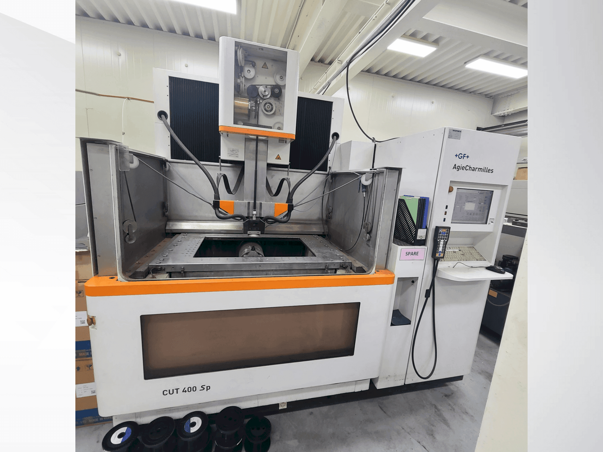 Frontansicht der AGIE CUT 400 Sp  Maschine