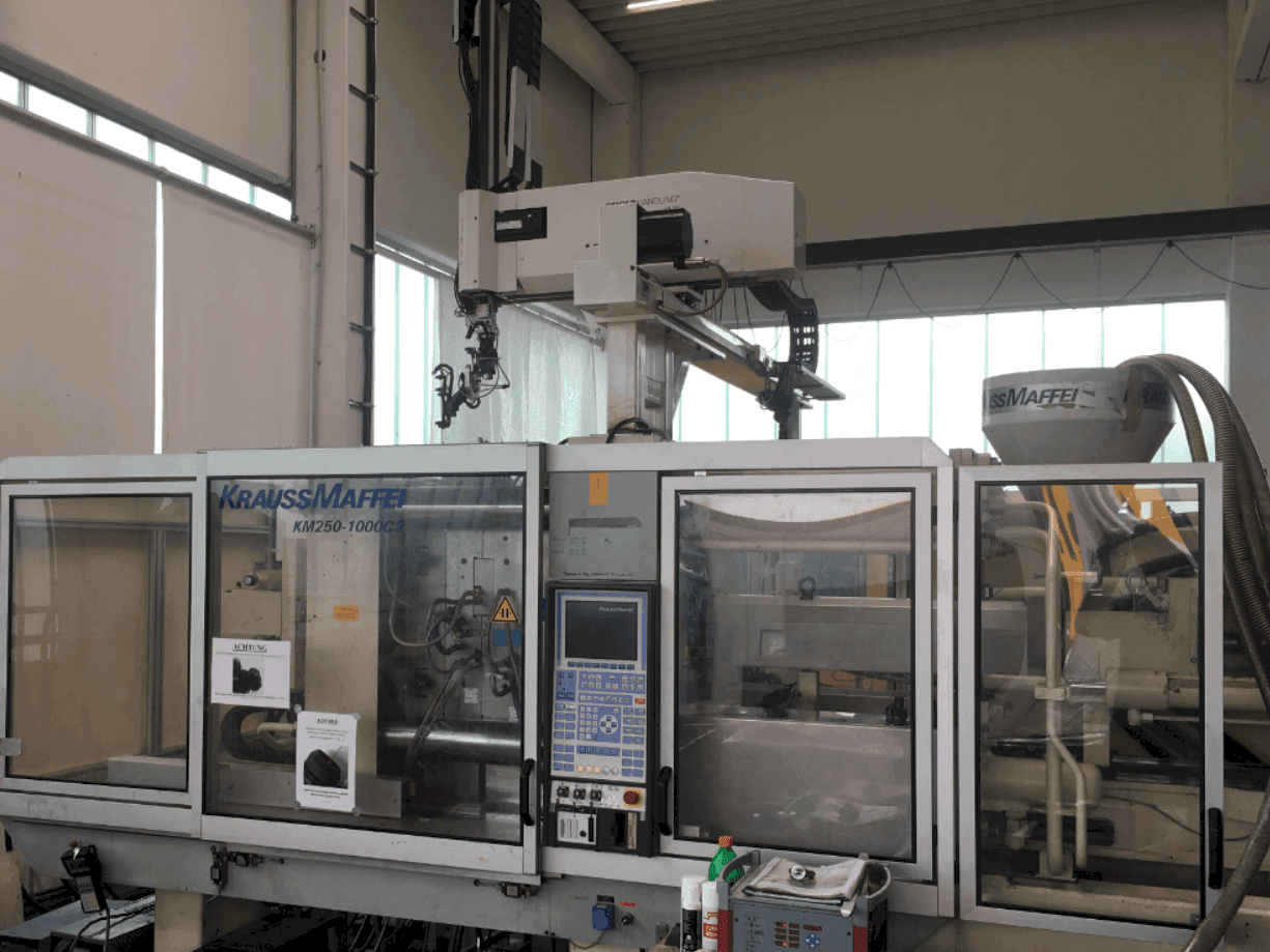 Frontansicht der Krauss Maffei 250-1000 C2  Maschine