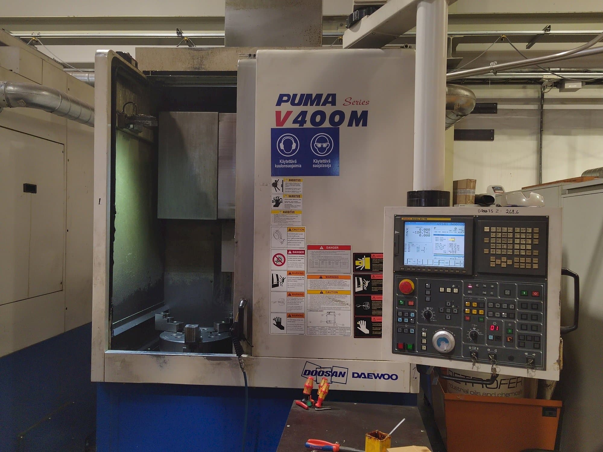 Frontansicht der Doosan Puma V400M Maschine