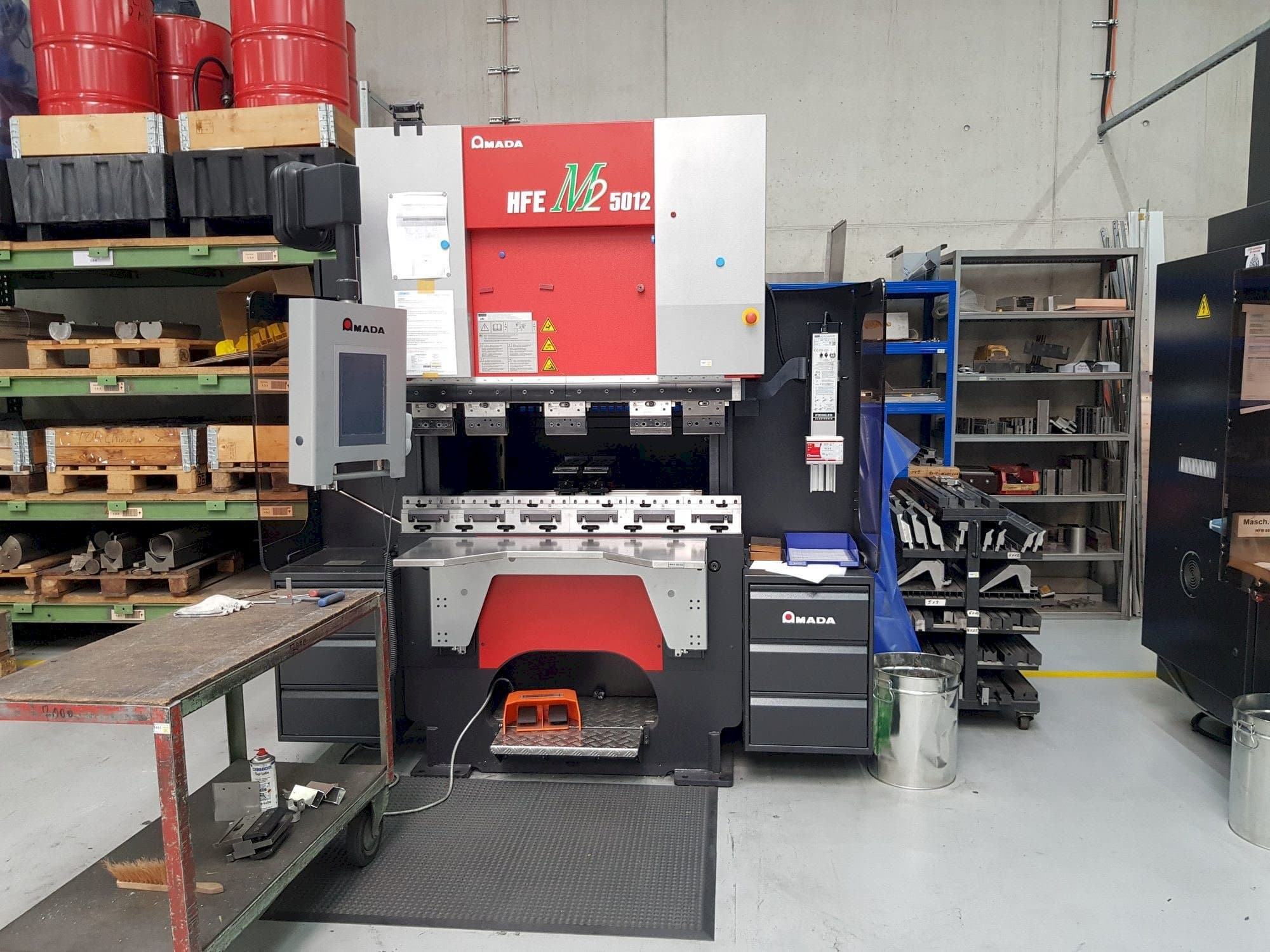 Frontansicht der AMADA HFE M2 5012  Maschine