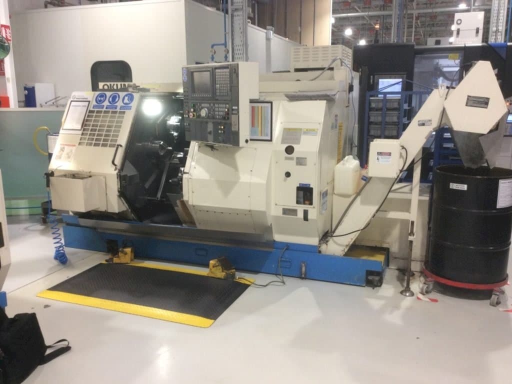 Frontansicht der Okuma LT 10  Maschine