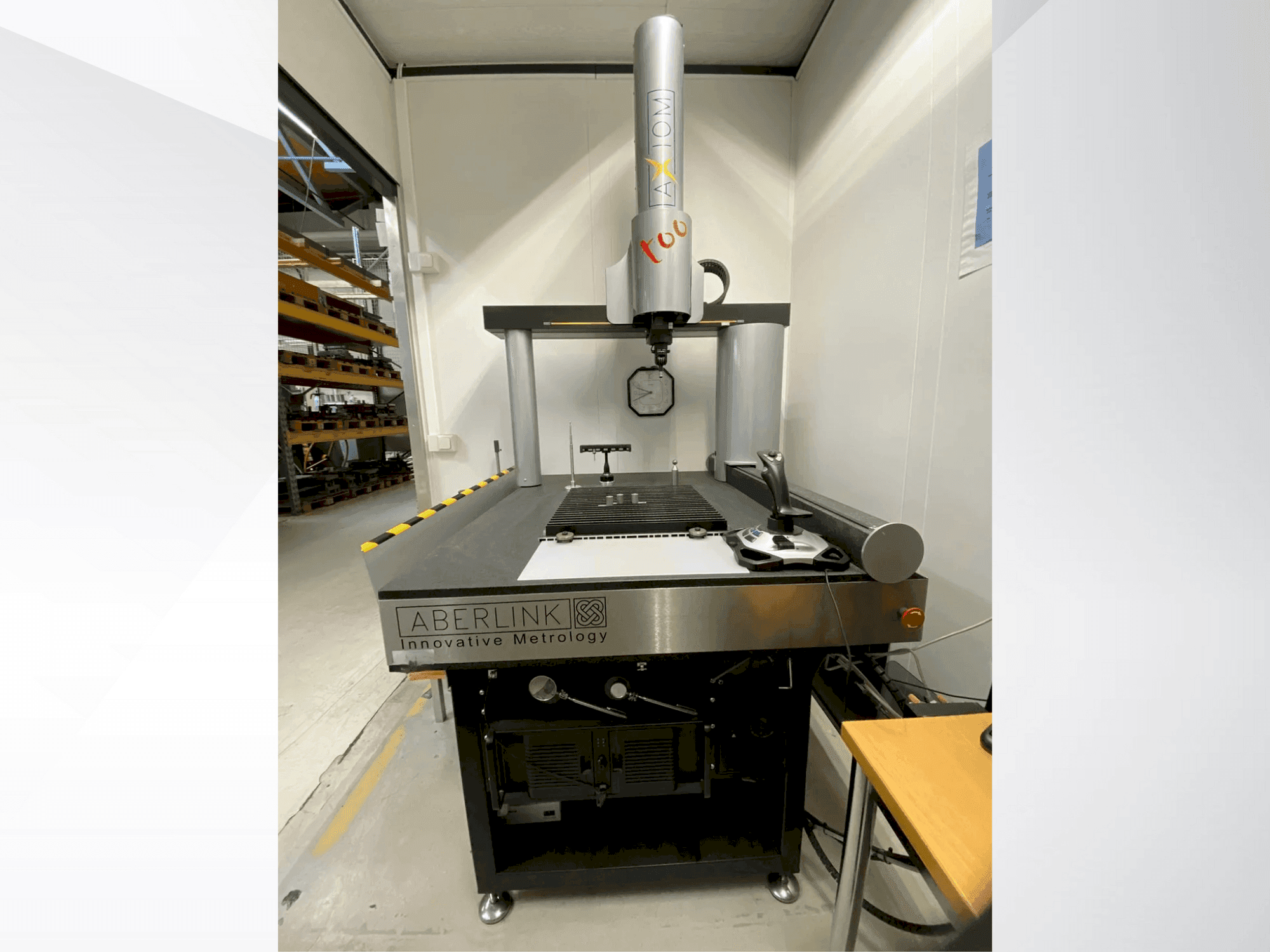 Frontansicht der ABERLINK Axiom Too CNC  Maschine