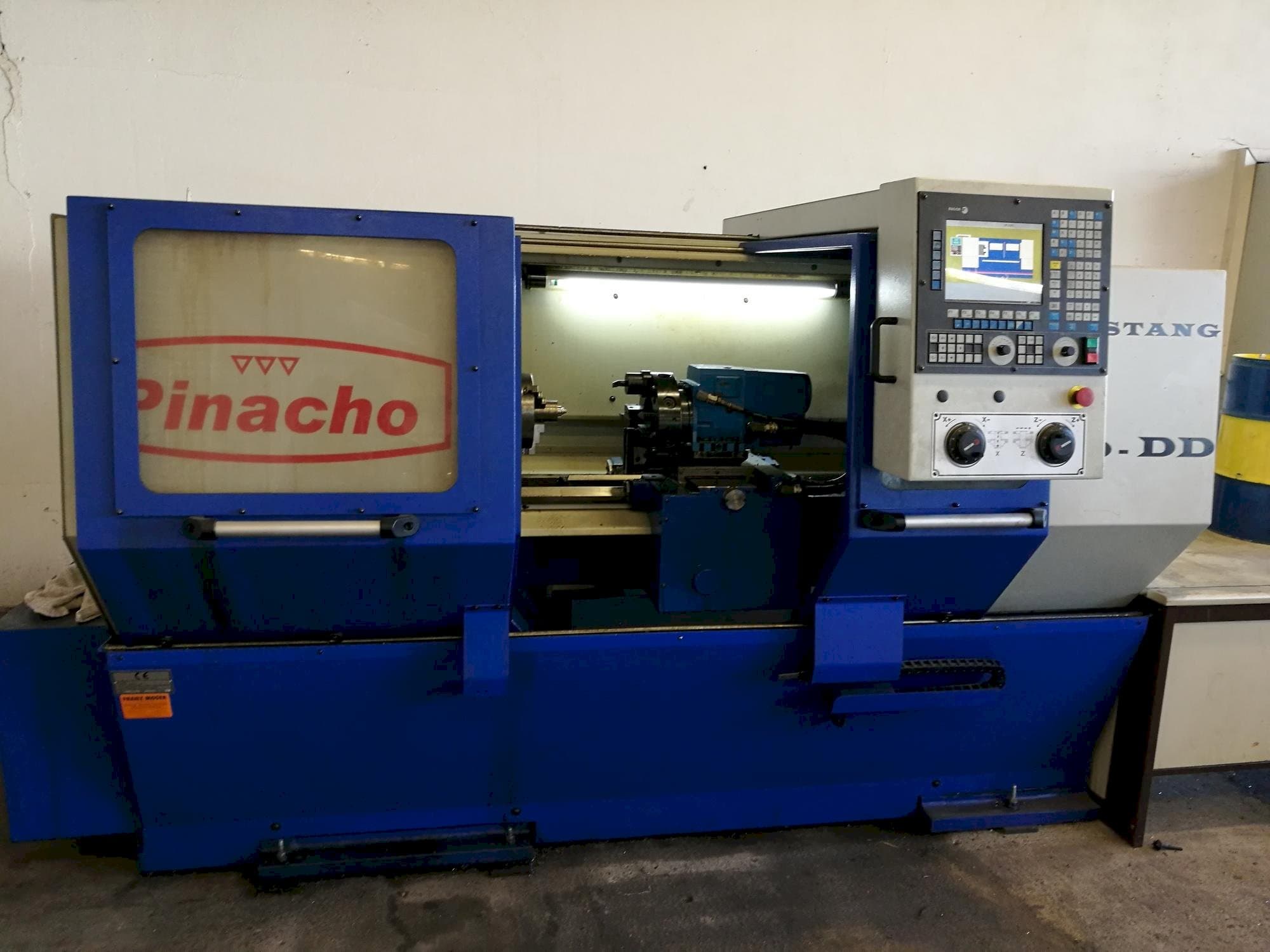 Frontansicht der Pinacho Mustang 200-DD  Maschine