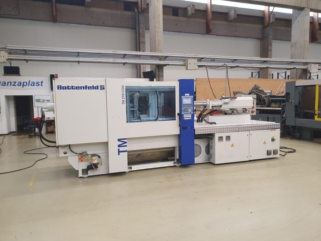 Frontansicht der Battenfeld TM 2700 / 1330 B4  Maschine