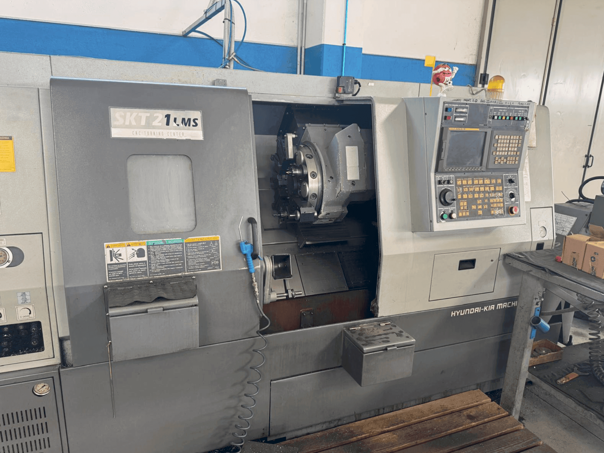 Frontansicht der HYUNDAI KIA SKT 21 LMS  Maschine