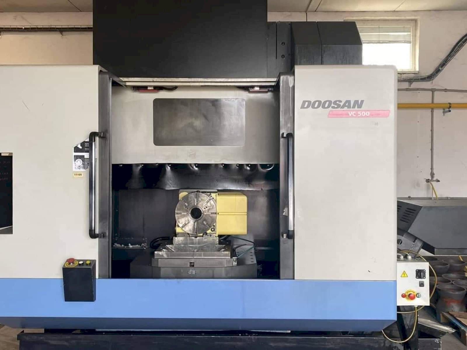 Frontansicht der Doosan VC 500  Maschine