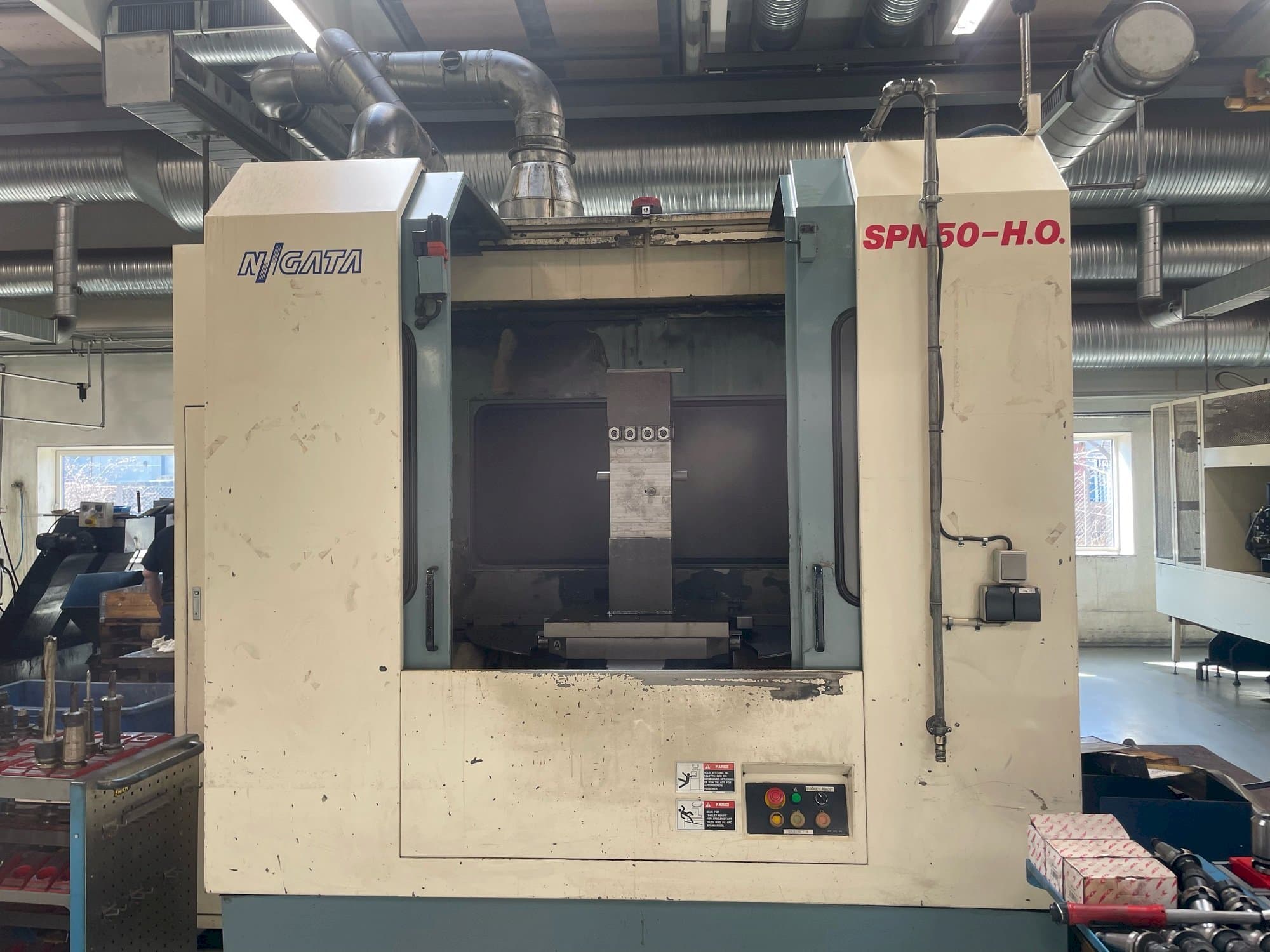 Frontansicht der Niigata SPN 50-HO  Maschine
