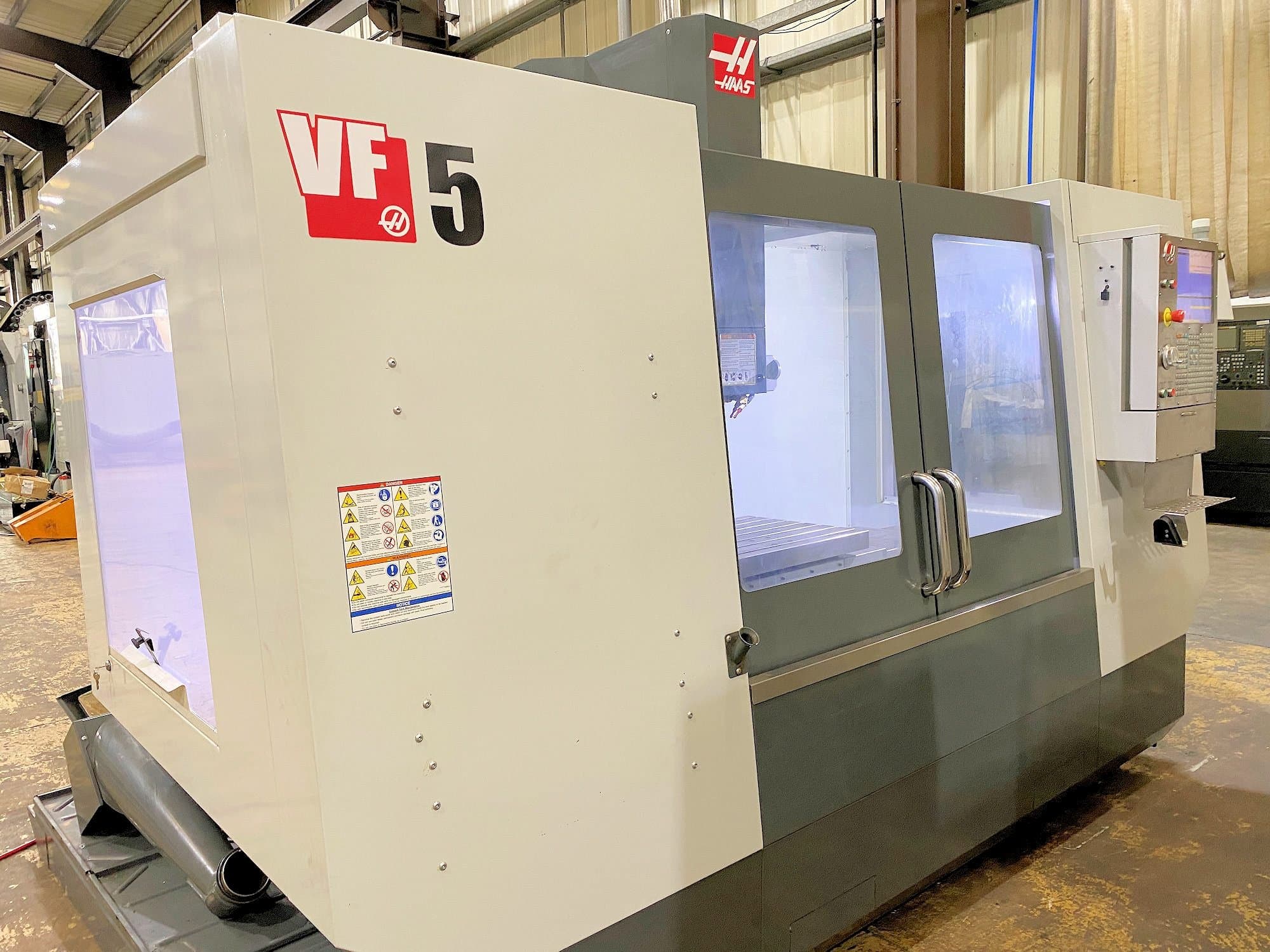 Frontansicht der HAAS VF-5  Maschine