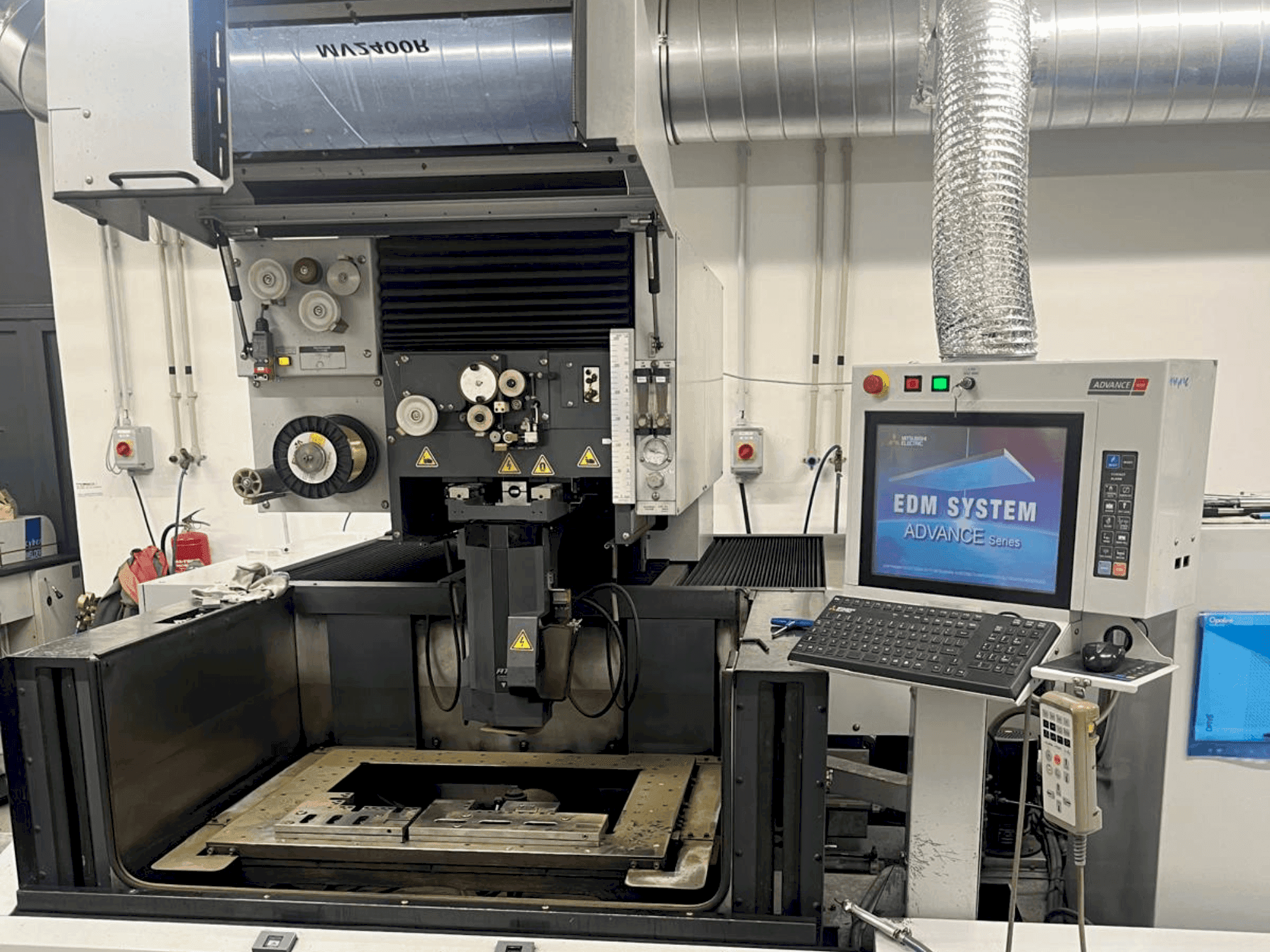 Frontansicht der Mitsubishi MV2400 R  Maschine