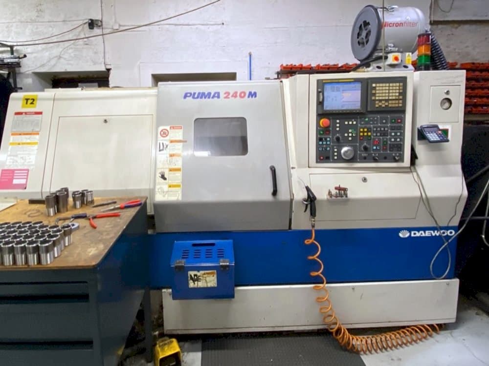 Frontansicht der DAEWOO PUMA 240MB  Maschine